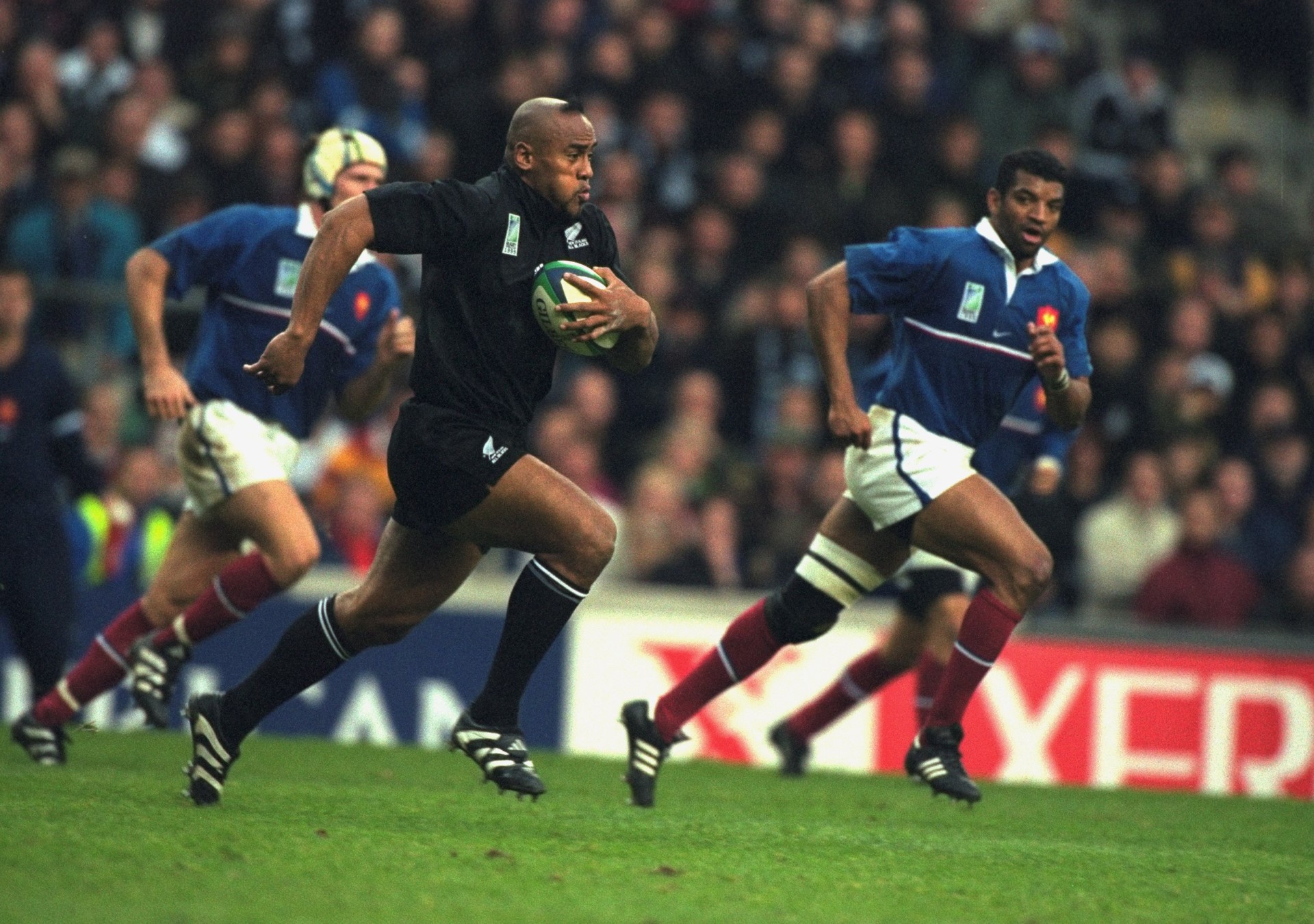 Jonah Lomu on the charge against France at the 1999 Rugby World Cup. Photo / Allsport