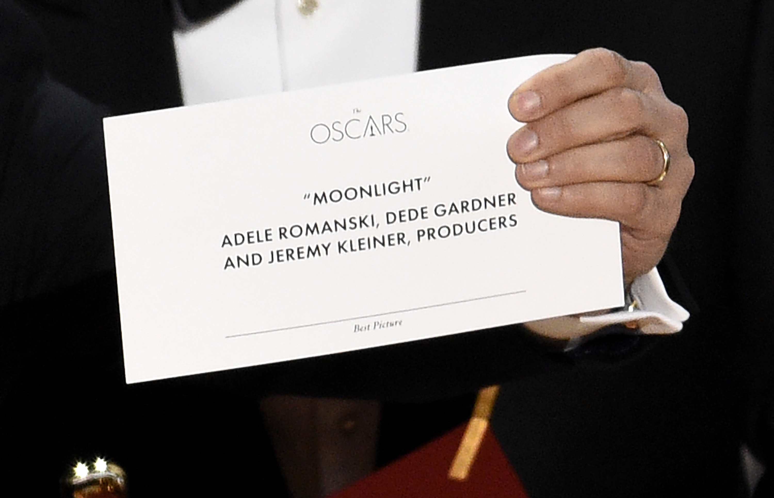 Jordan Horowitz holds up the envelope that reveals Moonlight as the true winner of the award for best picture at the Oscars. Photo/AP