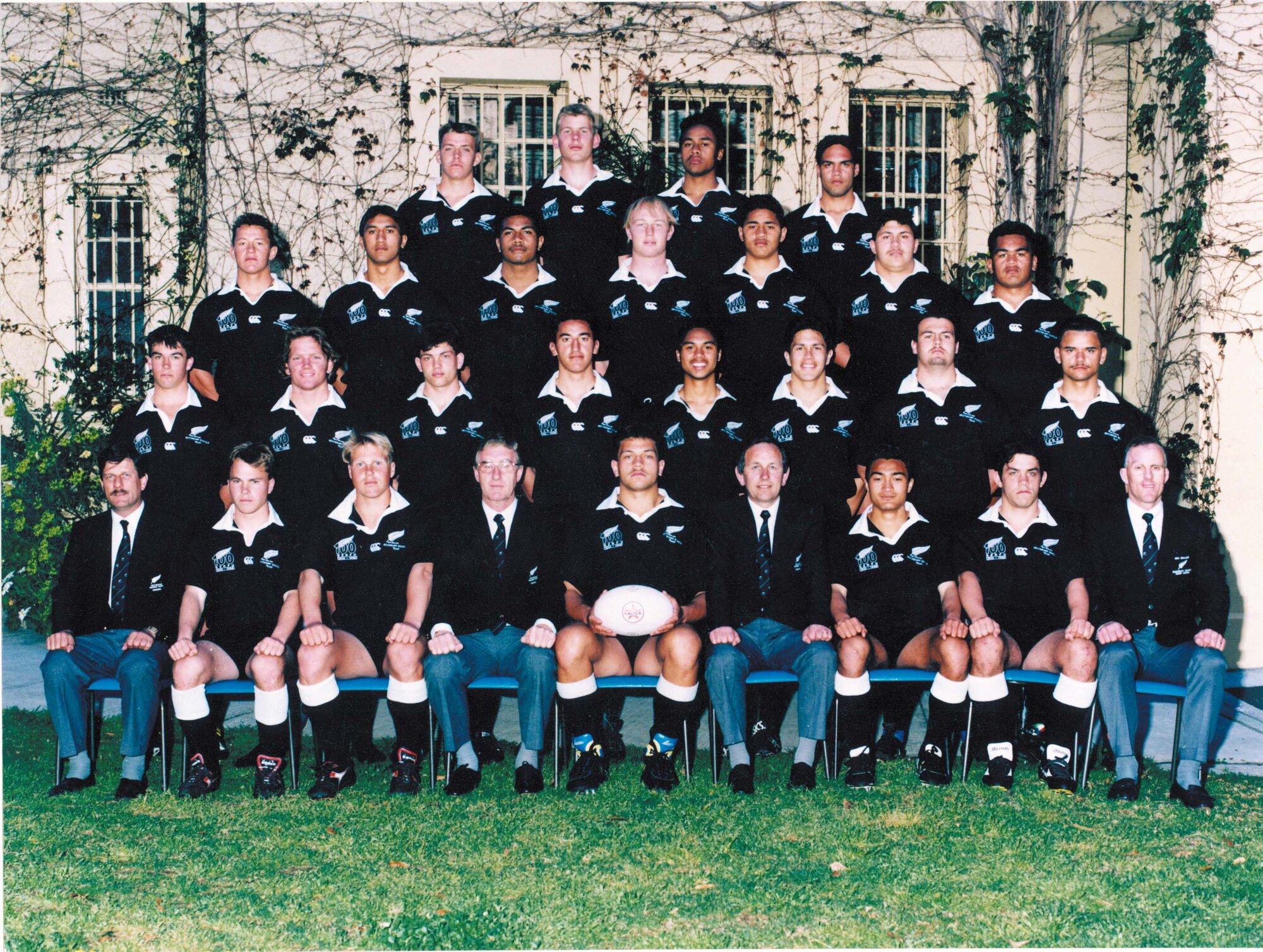 Des Smith (fourth from right, front row) managed the legendary 1992 New Zealand Schools rugby side, which featured future All Blacks including Jeff Wilson and Jonah Lomu.