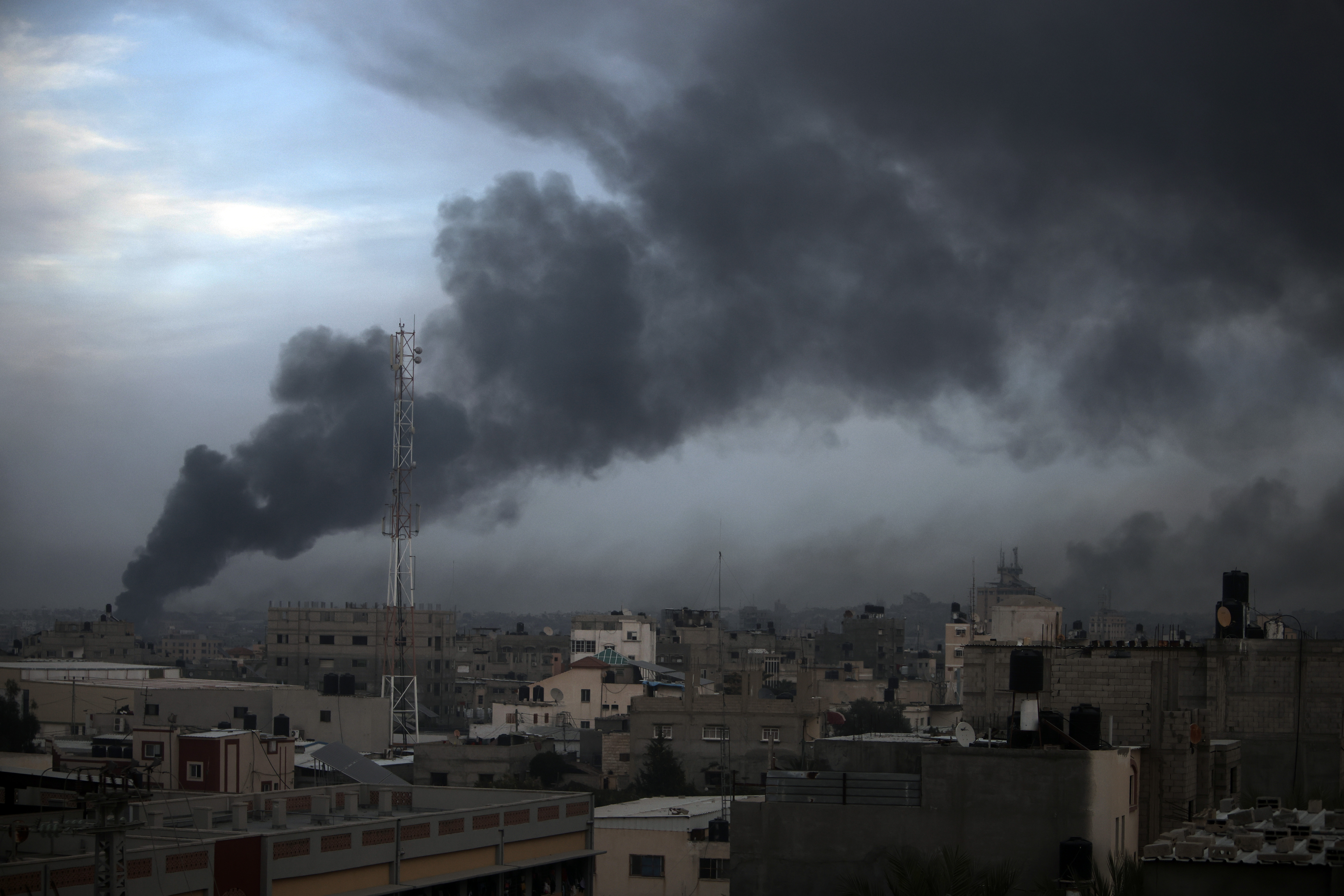 Smoke rises from town of Khan Younis after Israeli strikes. Photo / AP
