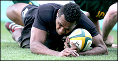 Sitiveni Sivivatu dives in to score a try. Ross Land / Getty Images