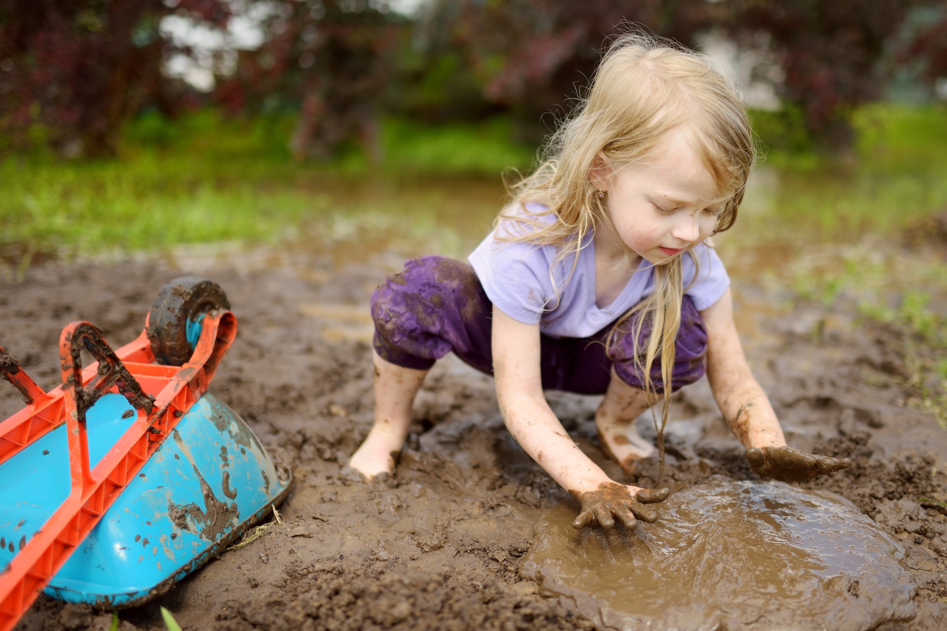 A bit of muddy play can do kids the world of good, experts say. Photo/123RF