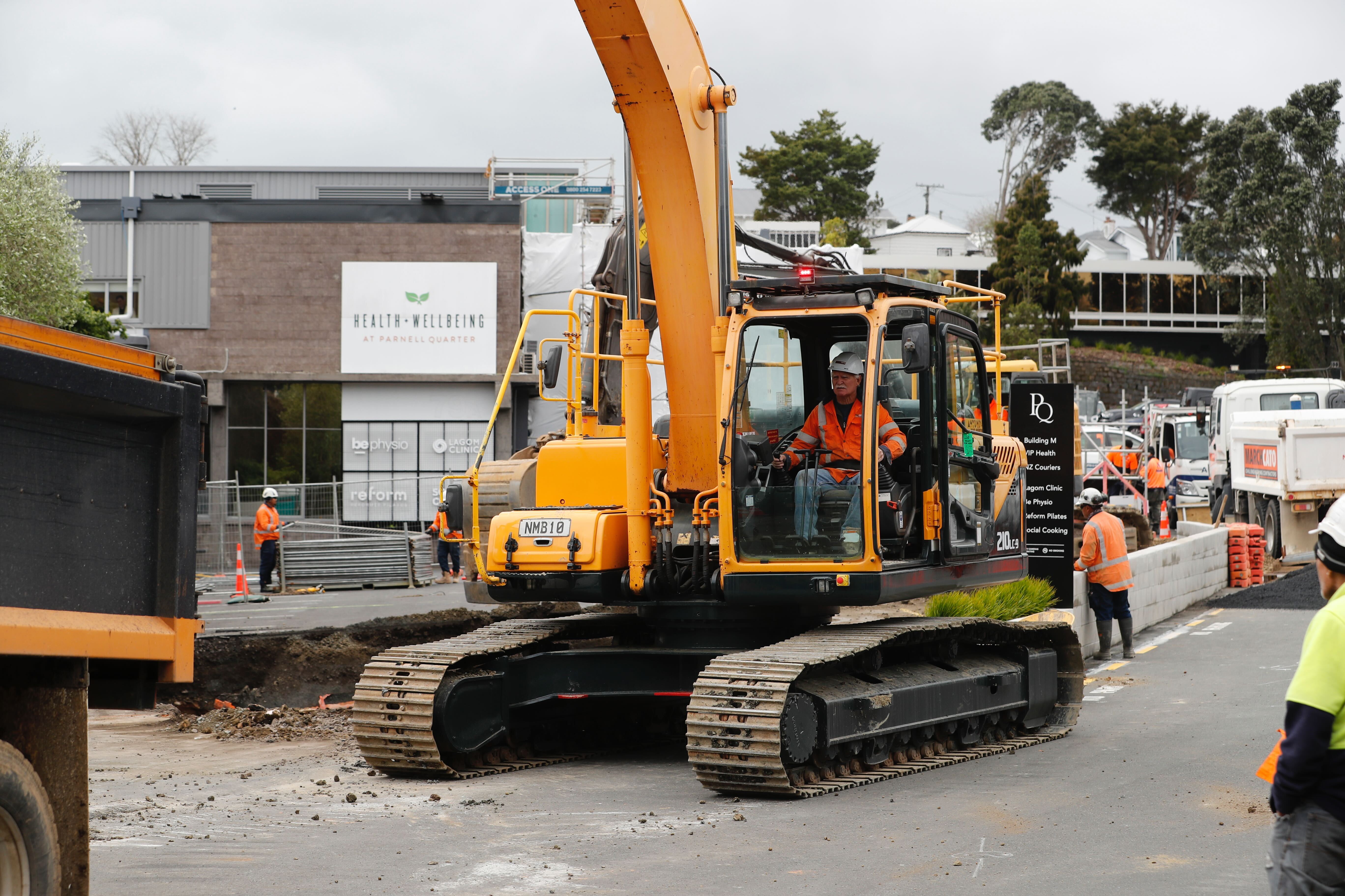 A main Auckland sewer line has collapsed, causing a massive sinkhole to open up, with wastewater overflow pouring into the harbour and closing the city’s beaches. Photo / Dean Purcell