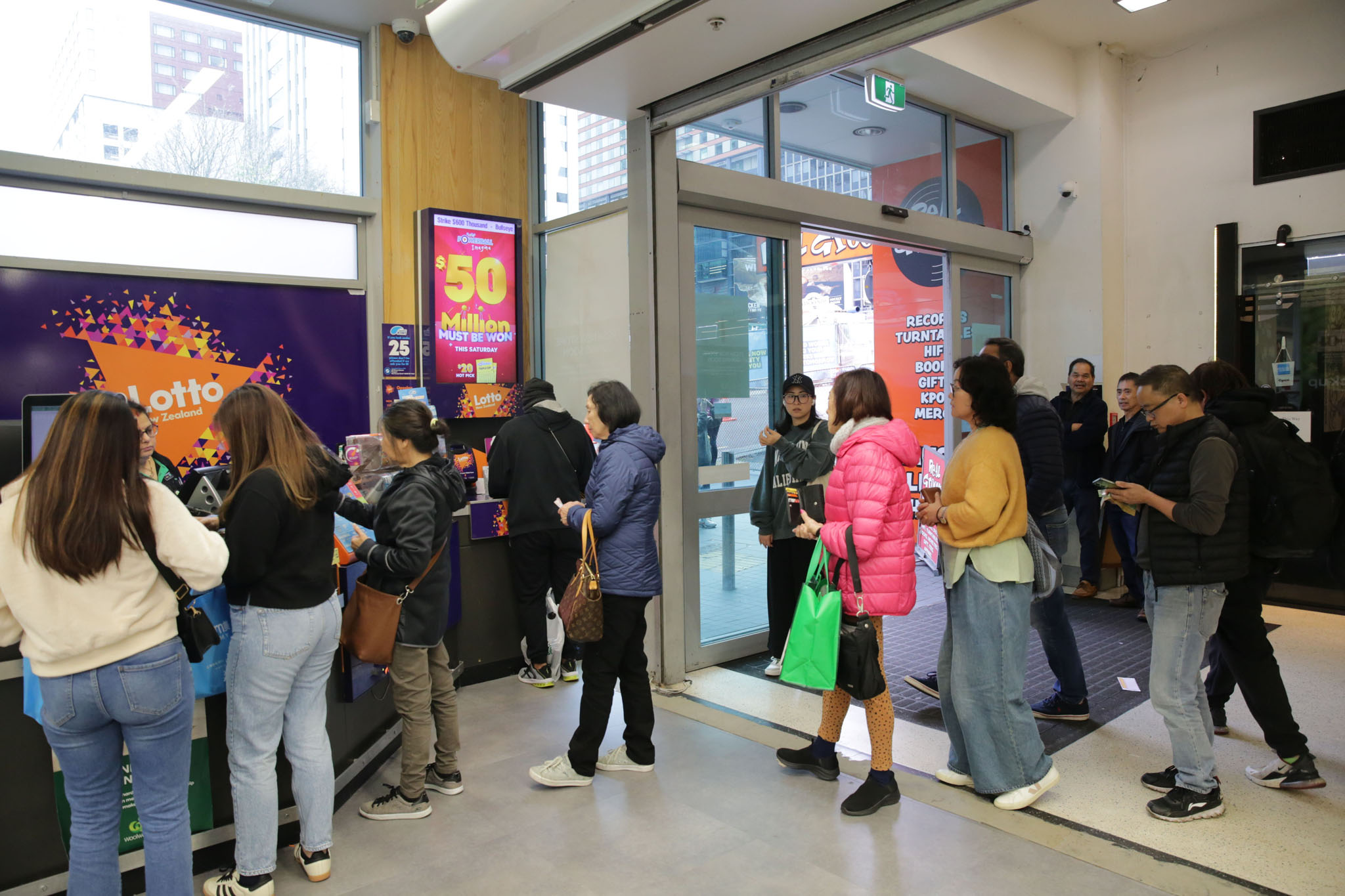 Queues for the Lotto jackpot at Countdown Victoria Street. Photo / Sylvie Whinray