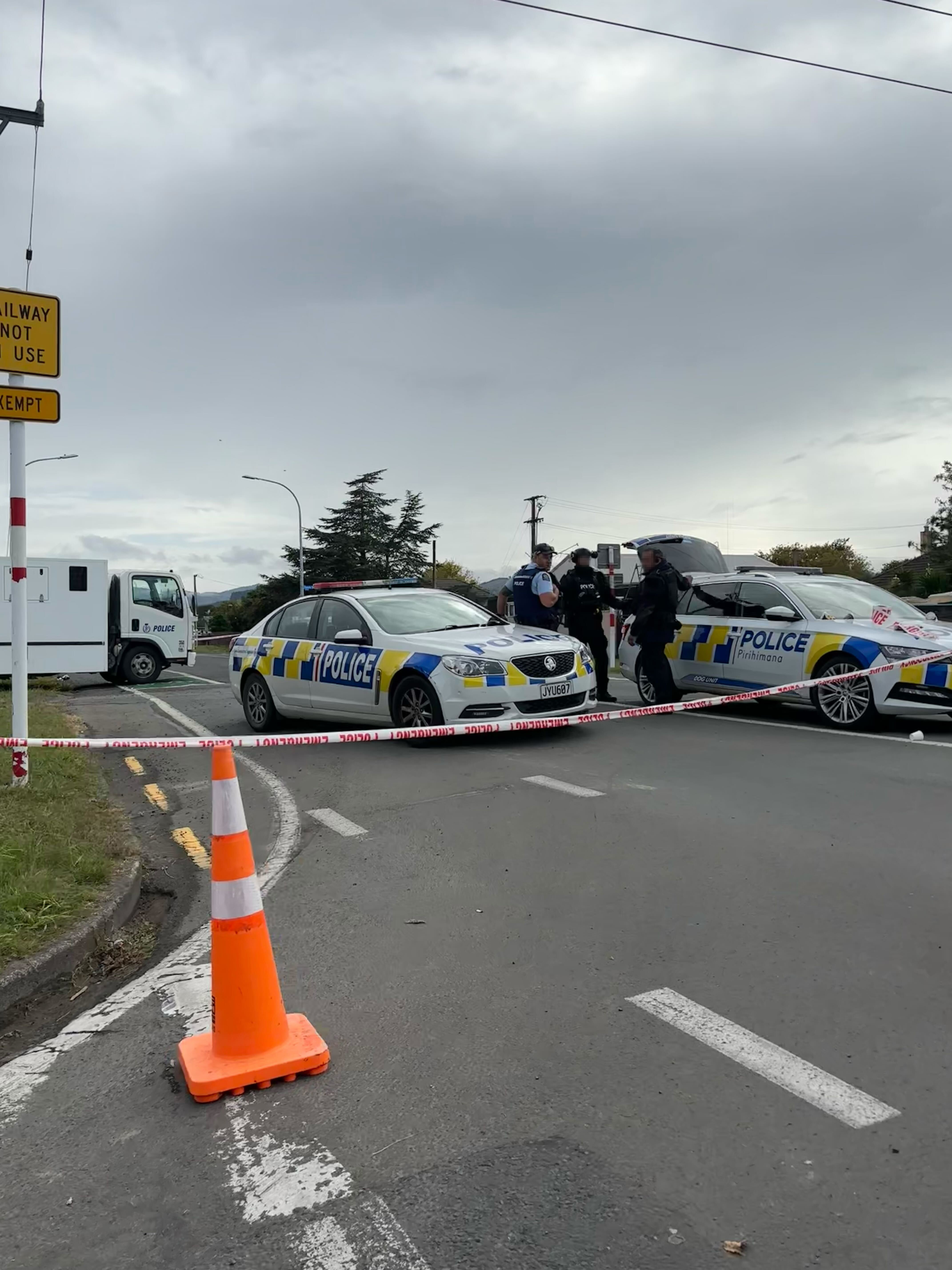 Police at the cordon of the scene of a major altercation in Gisborne. Photo / Scarlett Cvitanovich