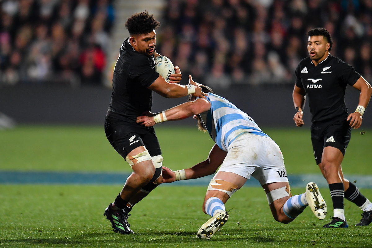 Ardie Savea eludes Argentina's Marcos Kremer. Photo / Photosport