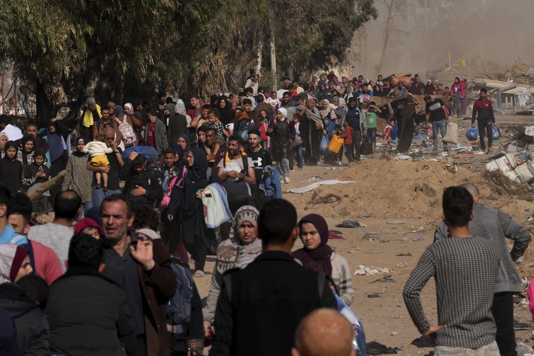 Palestinians flee to the southern Gaza Strip along Salah al-Din Street on the outskirts of Gaza City. Photo / AP