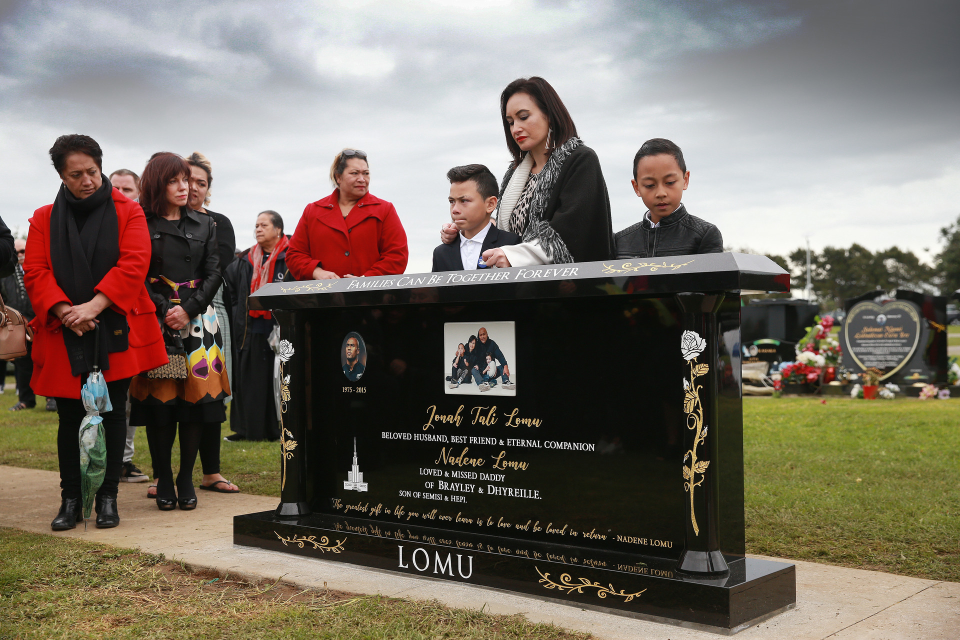Rift Between Jonah Lomu Family And Rugby Great S Widow Laid To Rest Nz Herald