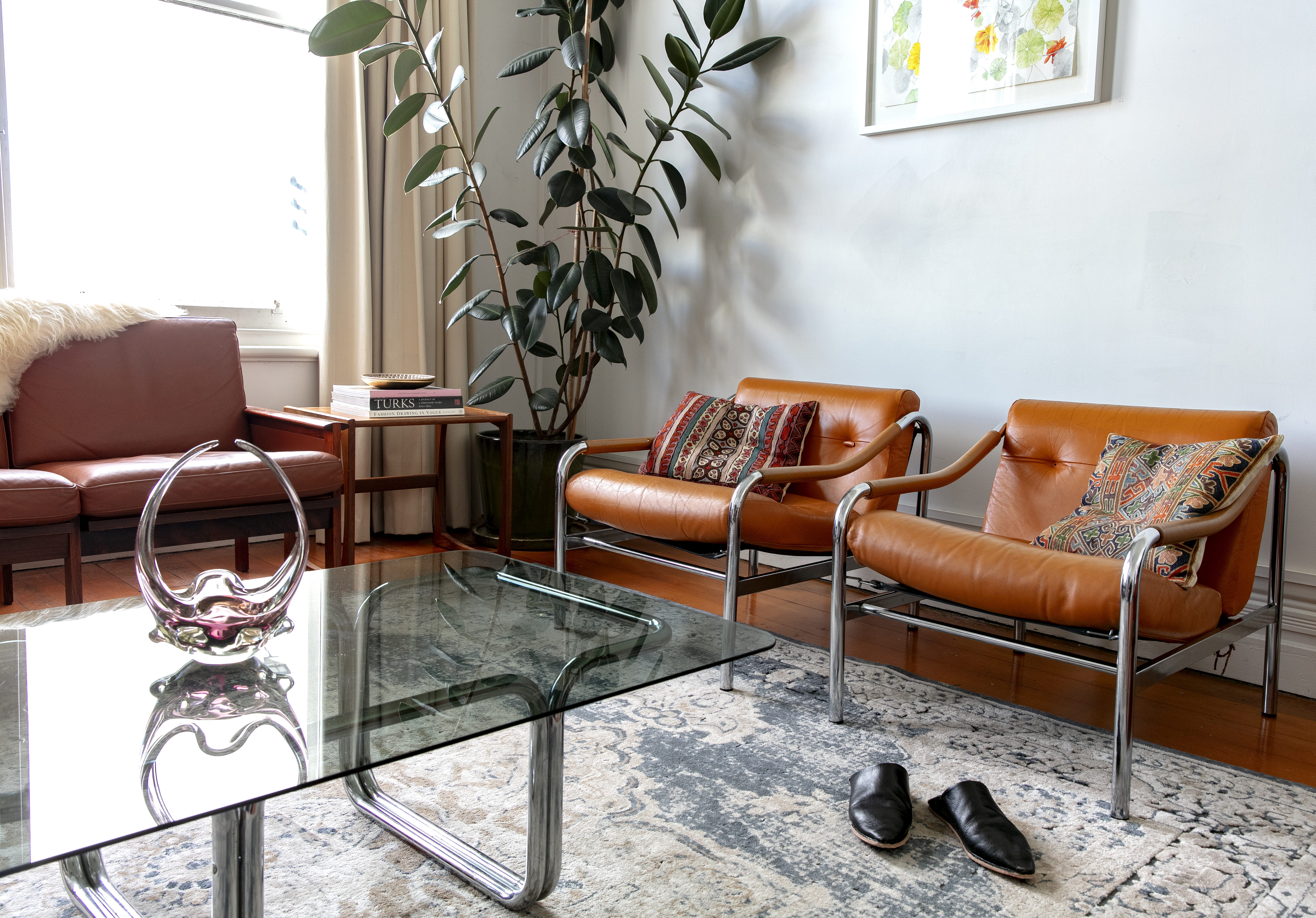 The chrome and leather armchairs were inherited from Rory’s grandparents. The mixed media ‘Nasturtium’ artwork is by Rory. Photo / Babiche Martens