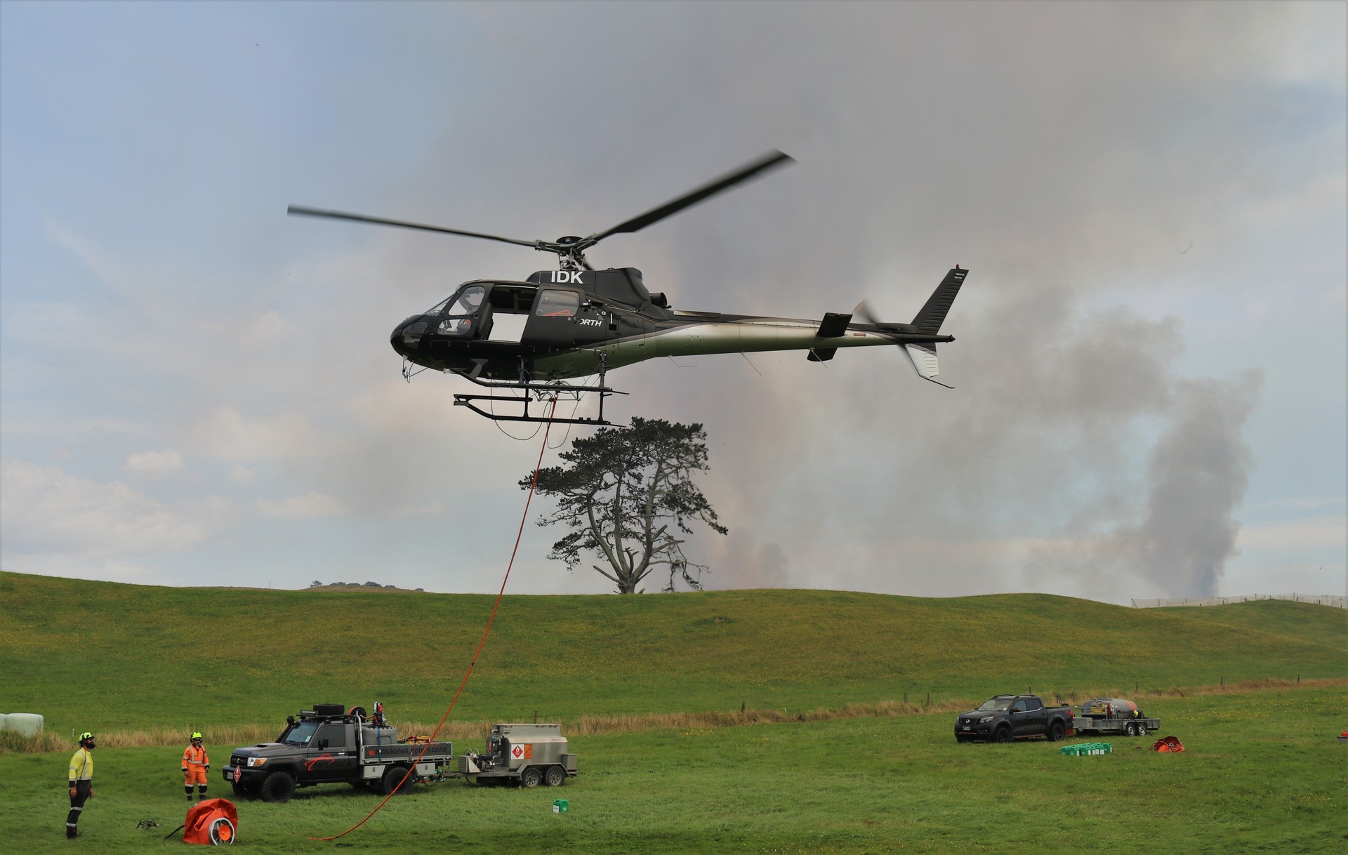 A helicopter equipped with a monsoon bucket fighting the Kaimaumau fire in December 2021. Photo / Peter de Graaf