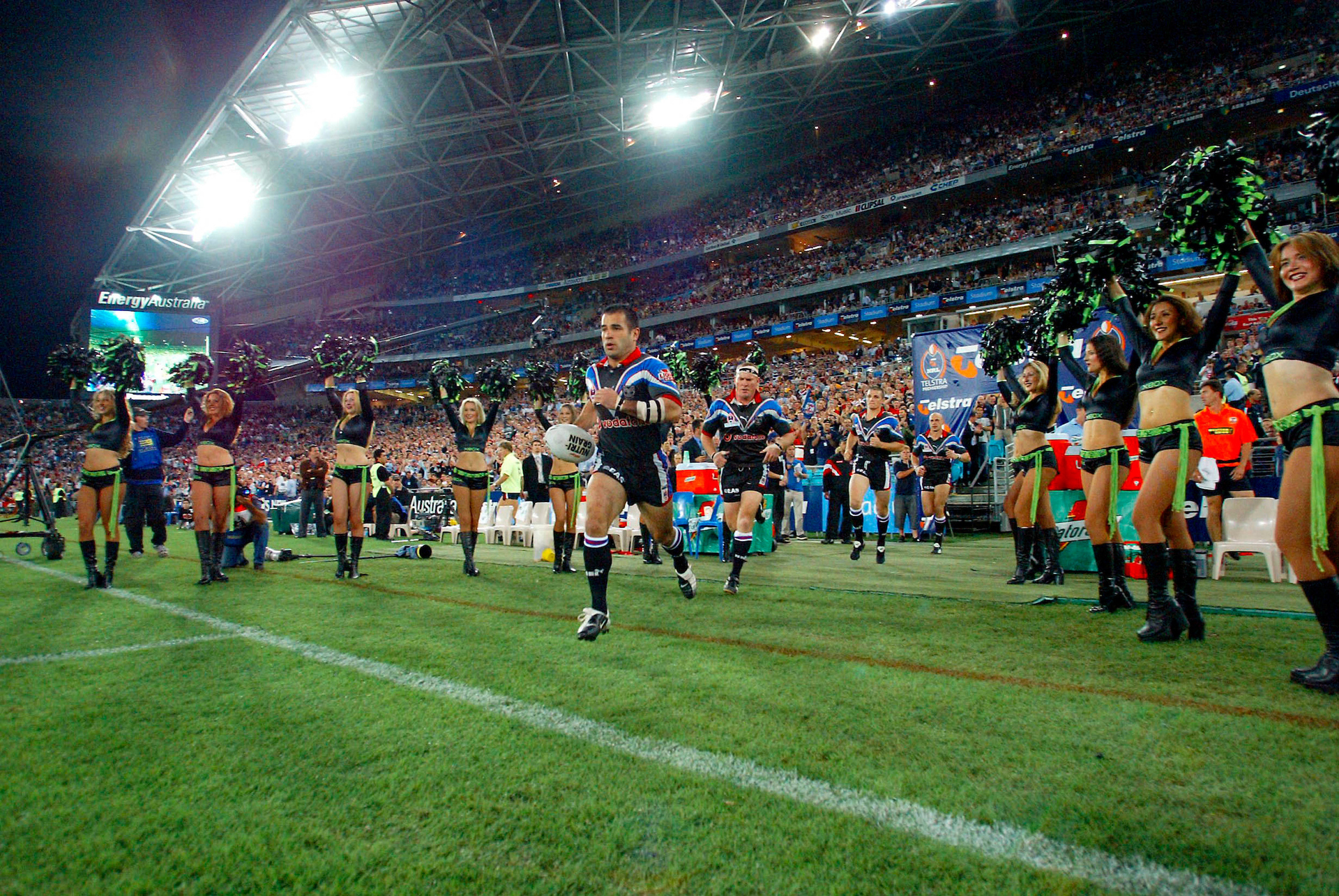 New Zealand Warrior captain Stacey Jones leads team onto field. Photosport