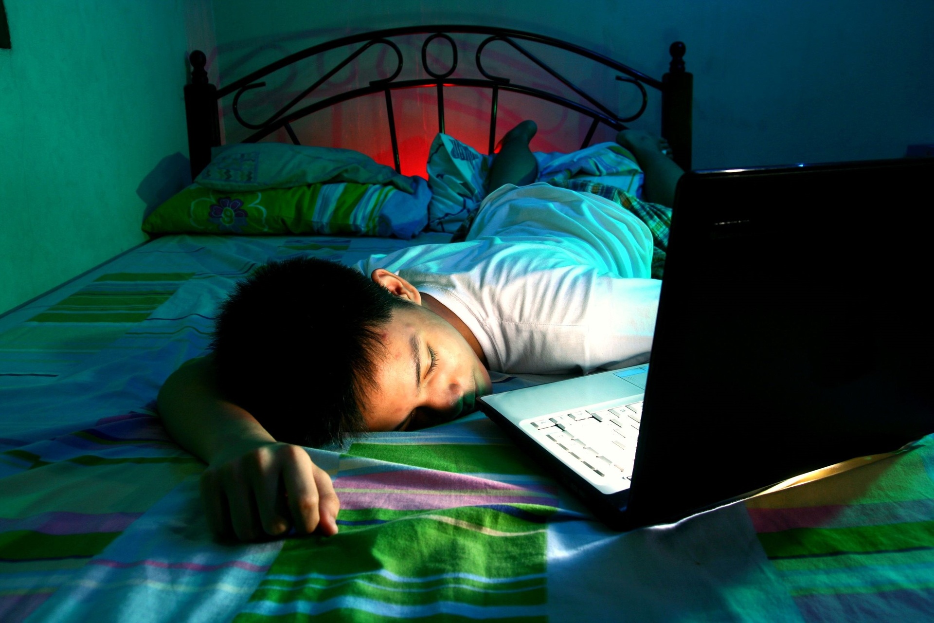Teenagers need more sleep than most of us – and using devices before bedtime can be a problem.