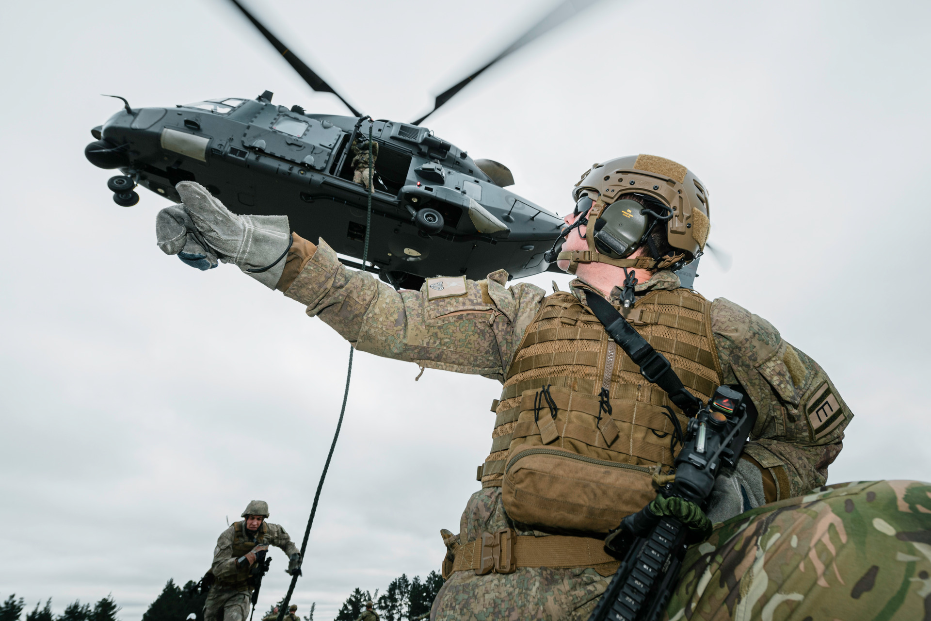 3 Squadron qualifies 2nd 1st RNZIR soldiers, at fast roping on Burnham Military Camp 189 Paddock. Photo / NZDF