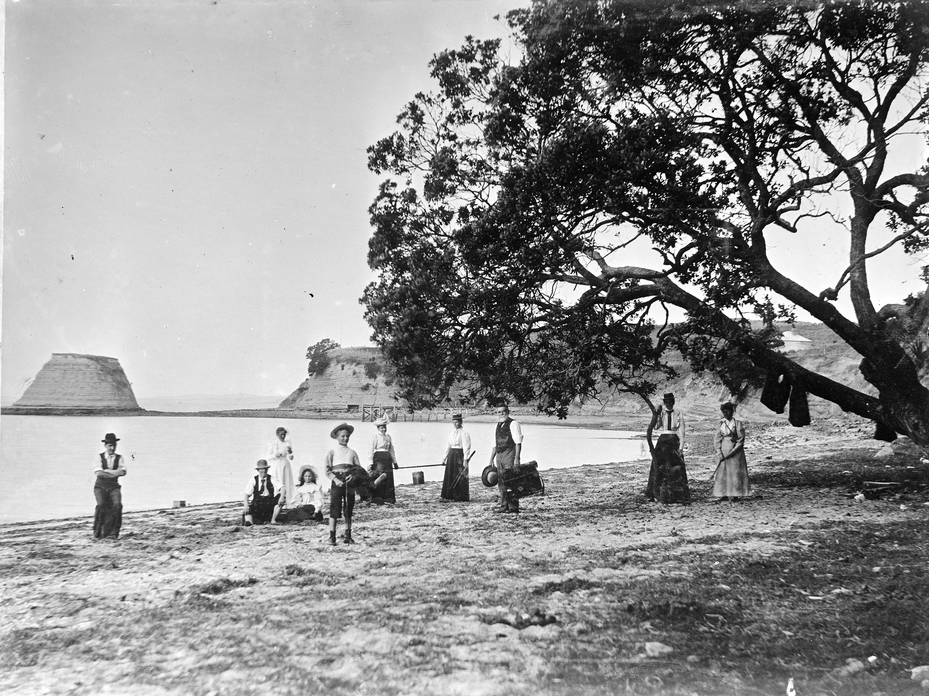 Pictured behind the beachgoers is Sugarloaf Rock, which was blasted away and where the Tãmaki Yacht Club now sits. Photo / Auckland Libraries Heritage Collections 4_618