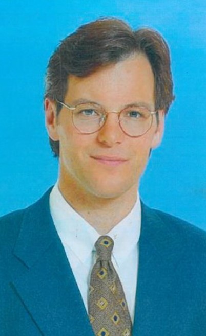 Simon Dallow, in one of his earliest publicity photos at TVNZ, from 1996.