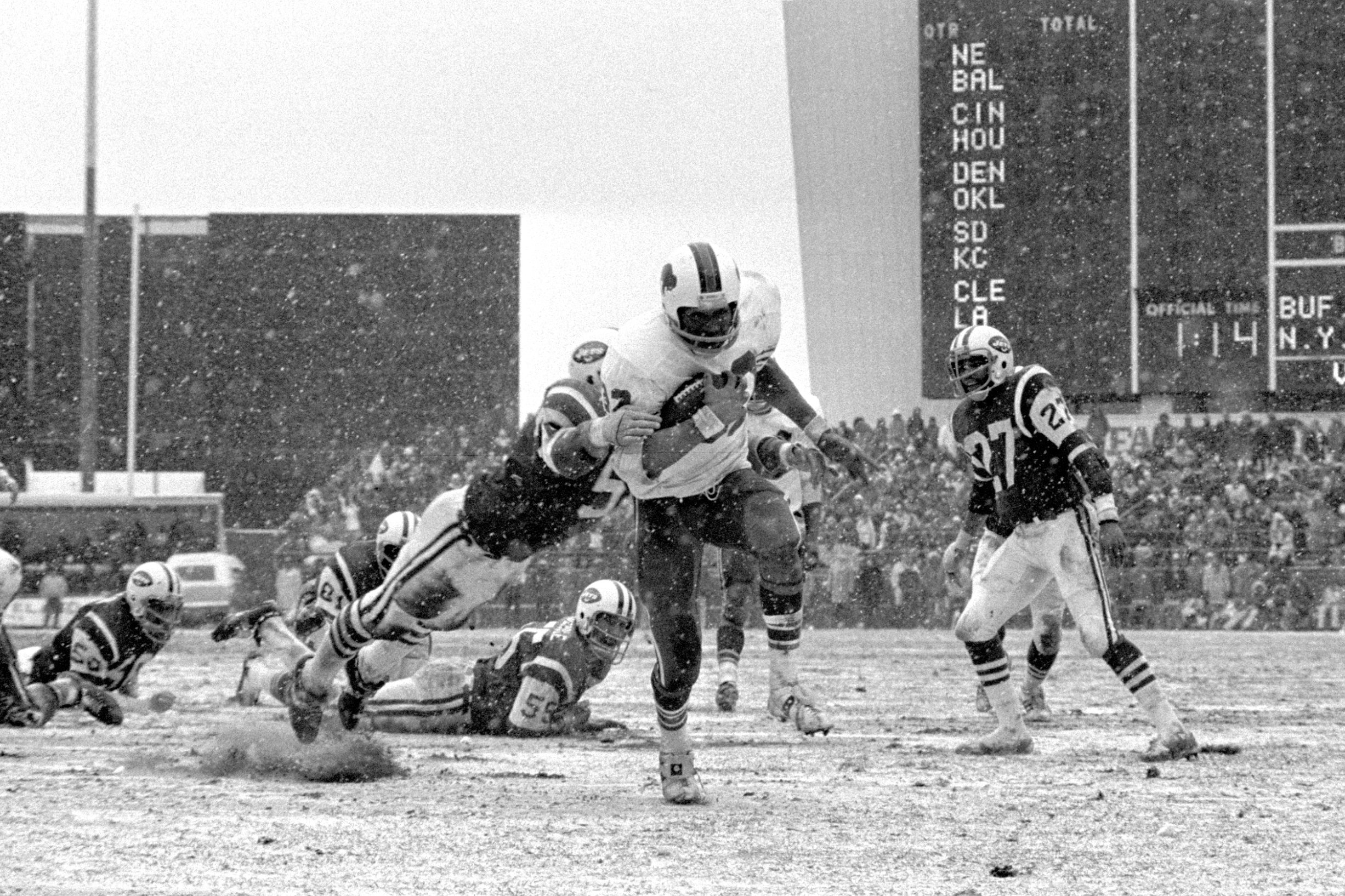 Buffalo Bills running back O.J. Simpson leaves the New York Jets defence behind as he breaks loose for a touchdown in a 1973 game. Photo / AP