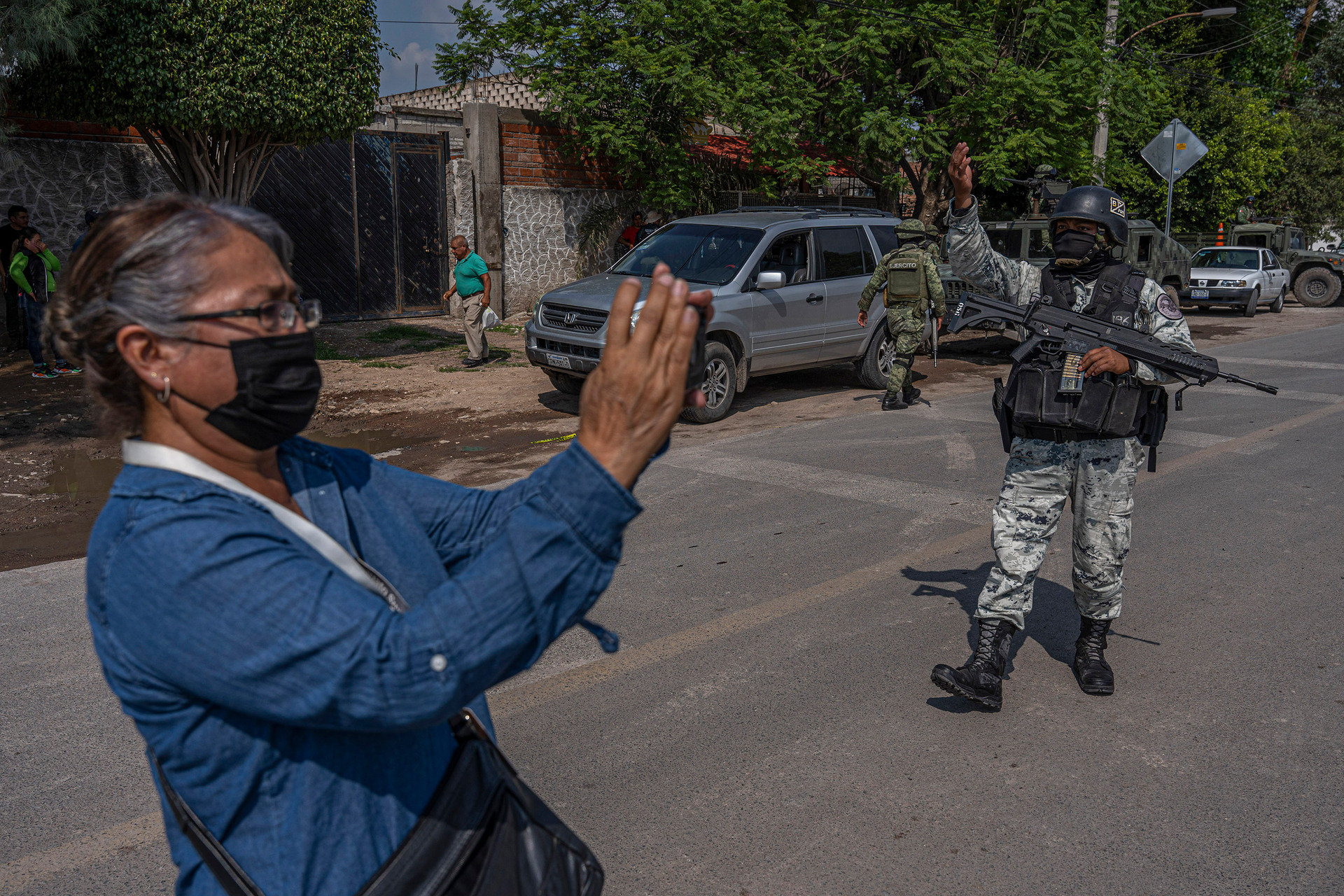 A member of Mexico’s National Guard directs traffic near a crime scene in Celaya, Mexico, on Aug. 24, 2022.  Photo / Alejandro Cegarra, The New York Times