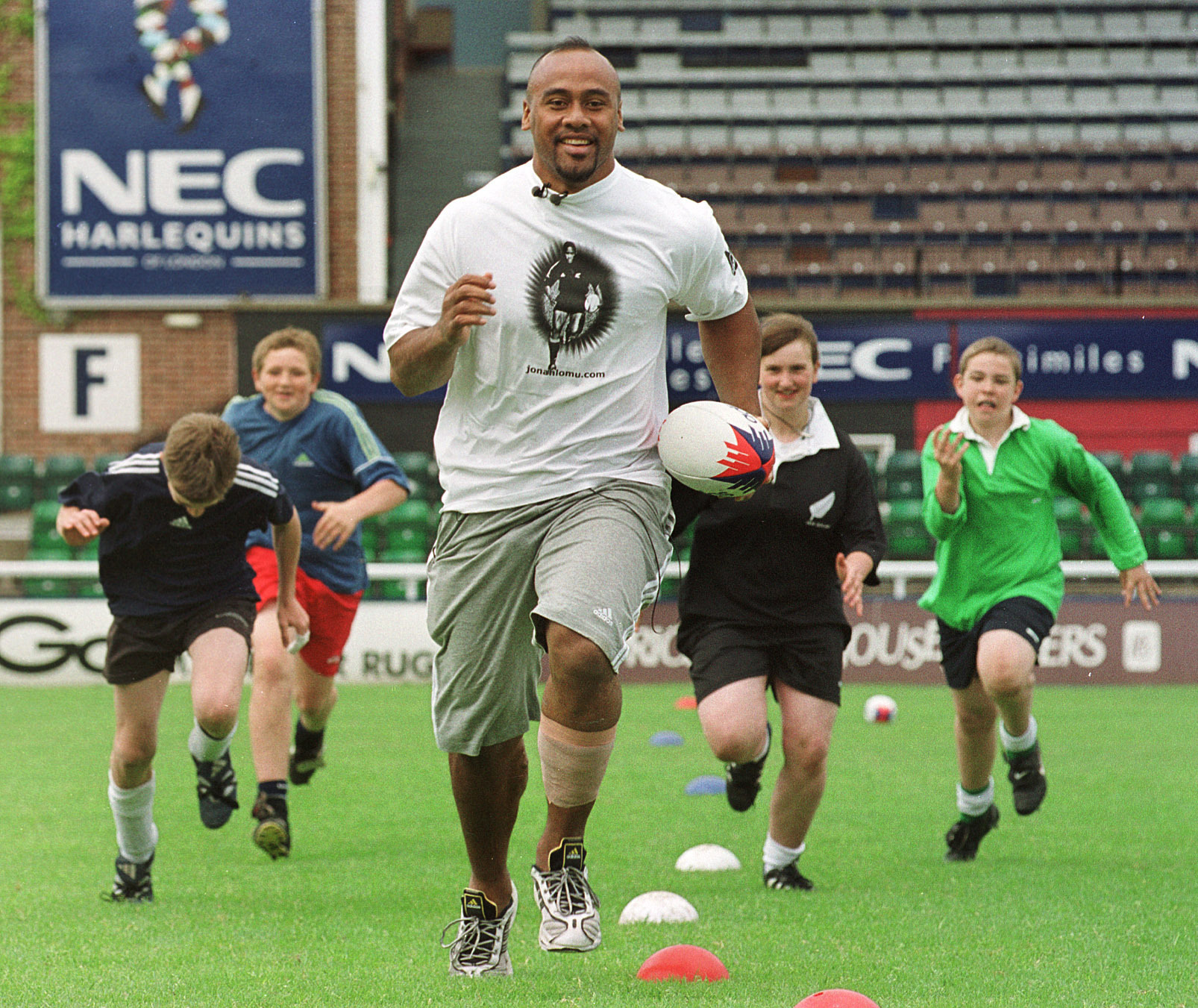 Jonah Lomu coaching kids in 2001.