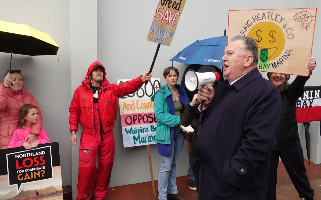 Resources Minister Shane Jones addresses the protesters. Photo / RNZ, Peter de Graaf