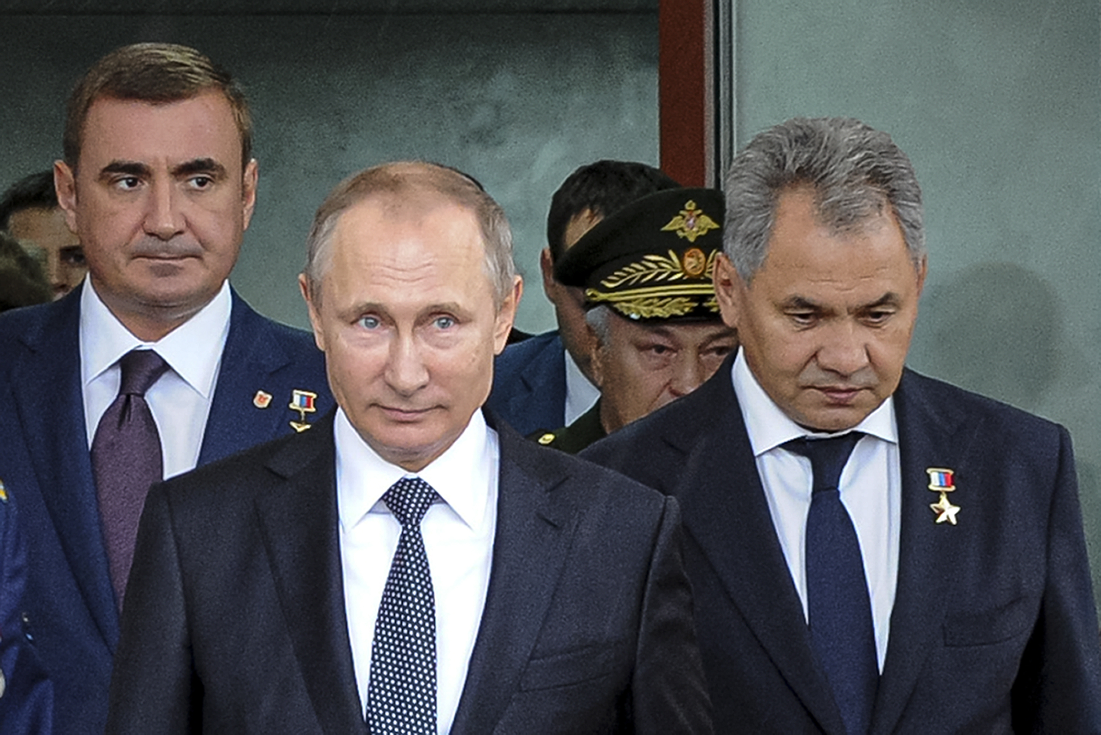 Russian President Vladimir Putin (centre) flanked by Alexei Dyumin, acting governor of the Tula region (left) and Russian Defence Minister Sergei Shoigu. Photo / AP