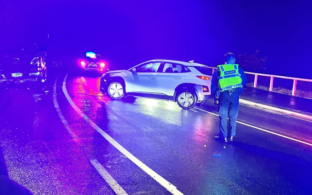 A photo taken on Sunday night of a Hyundai Kona - a electric car available to ministers - blocking one lane of a road. Photo / RNZ