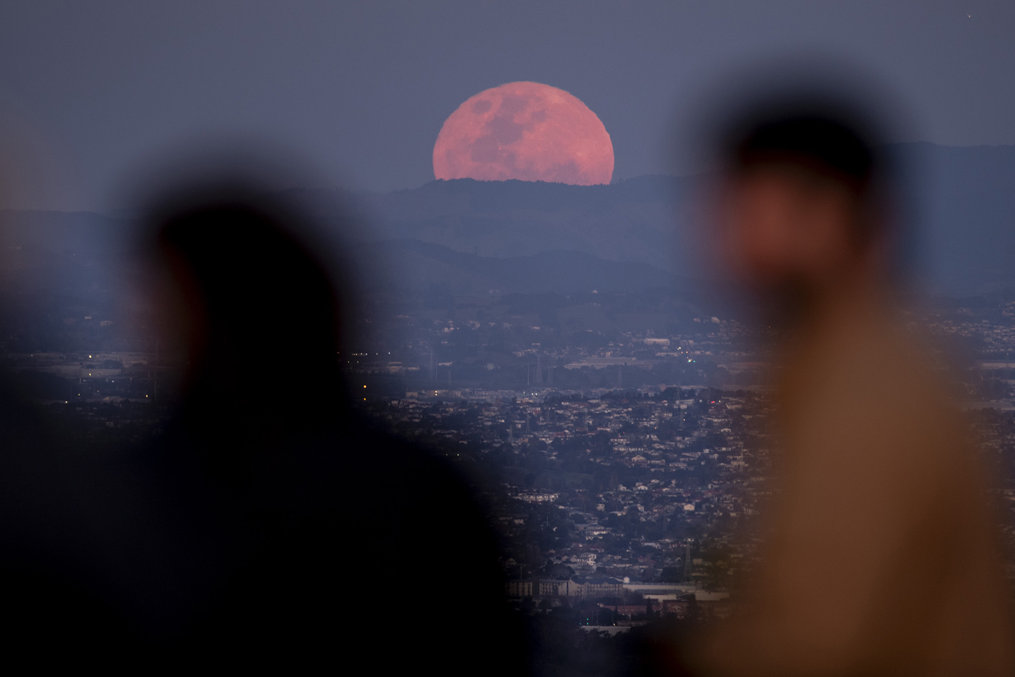 100% Full Moon Rise trail, The 100% full moon rising up fro…