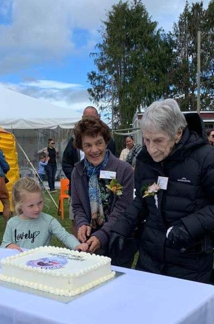 Peria School’s 150th jubilee cake is cut by ex-pupils Pansy Foster, 95, with Val Folkard and student Ella Roberts.