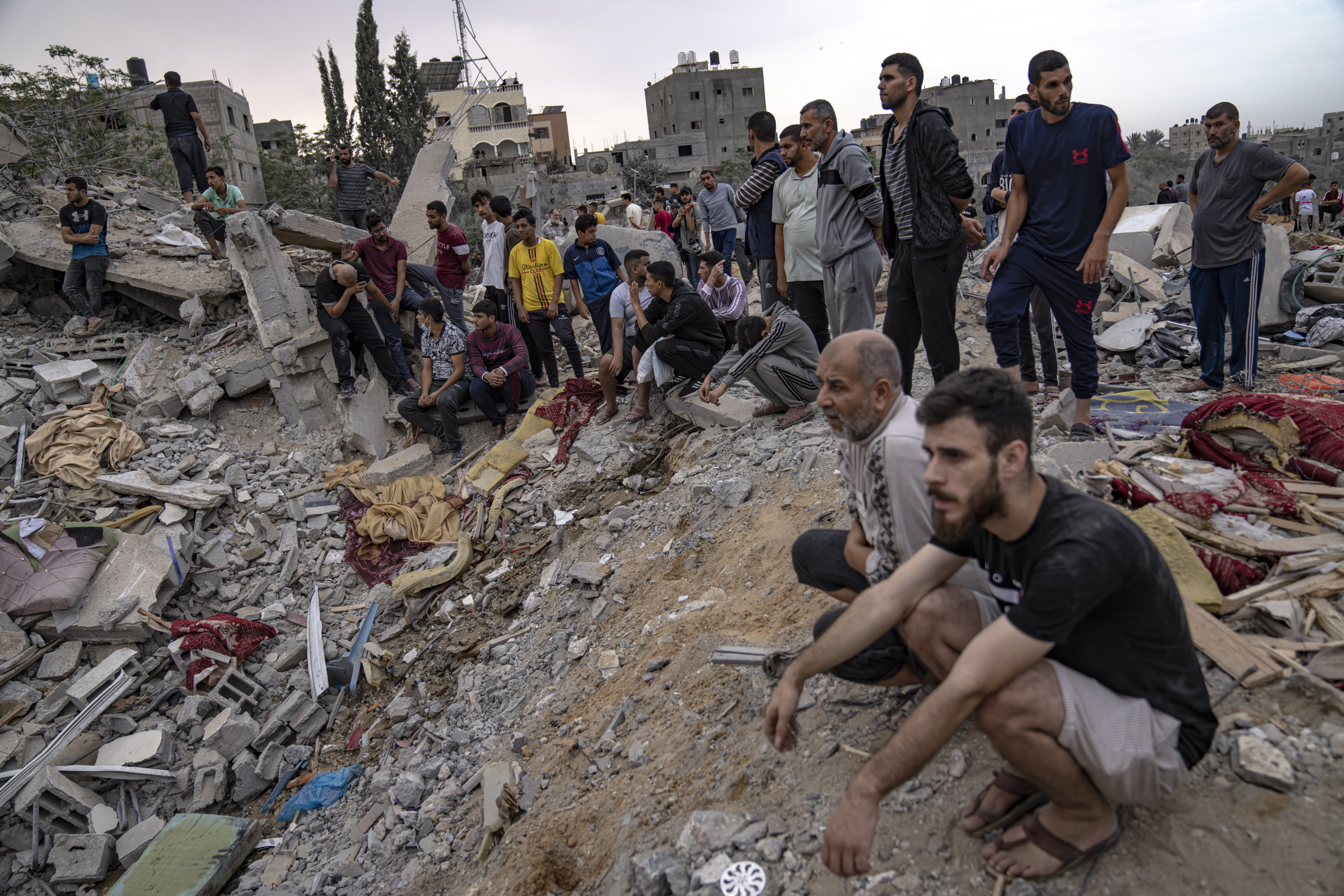 Palestinians look for survivors following an Israeli airstrike in Khan Younis, southern Gaza Strip, Sunday, Nov. 12, 2023. Photo / AP
