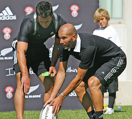 French football legend Zinedine Zidane gets some kicking pointers from All Black first-five Daniel Carter at the All Blacks hotel in Marseille during the 2007 Rugby World Cup. Photo / Brett Phibbs