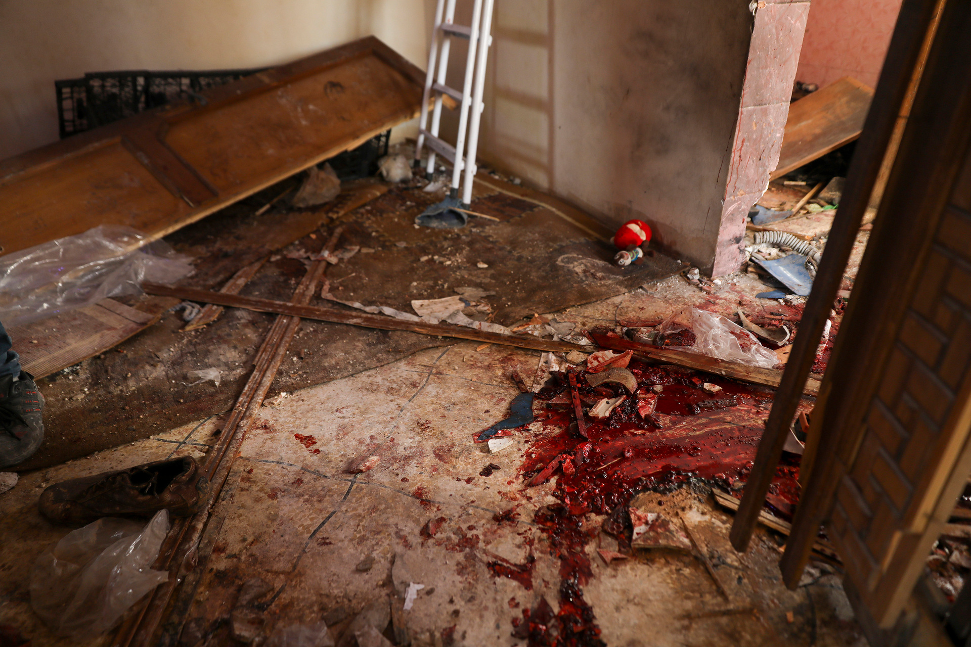 Blood covers the floor of a destroyed house after an operation by the U.S. military in the Syrian village of Atmeh.  Photo / AP