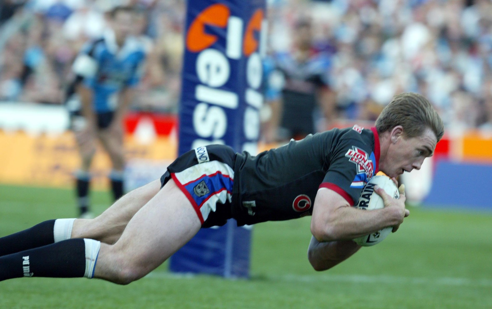 John Carlaw scores a try (29 September 2002). Photo / Photosport