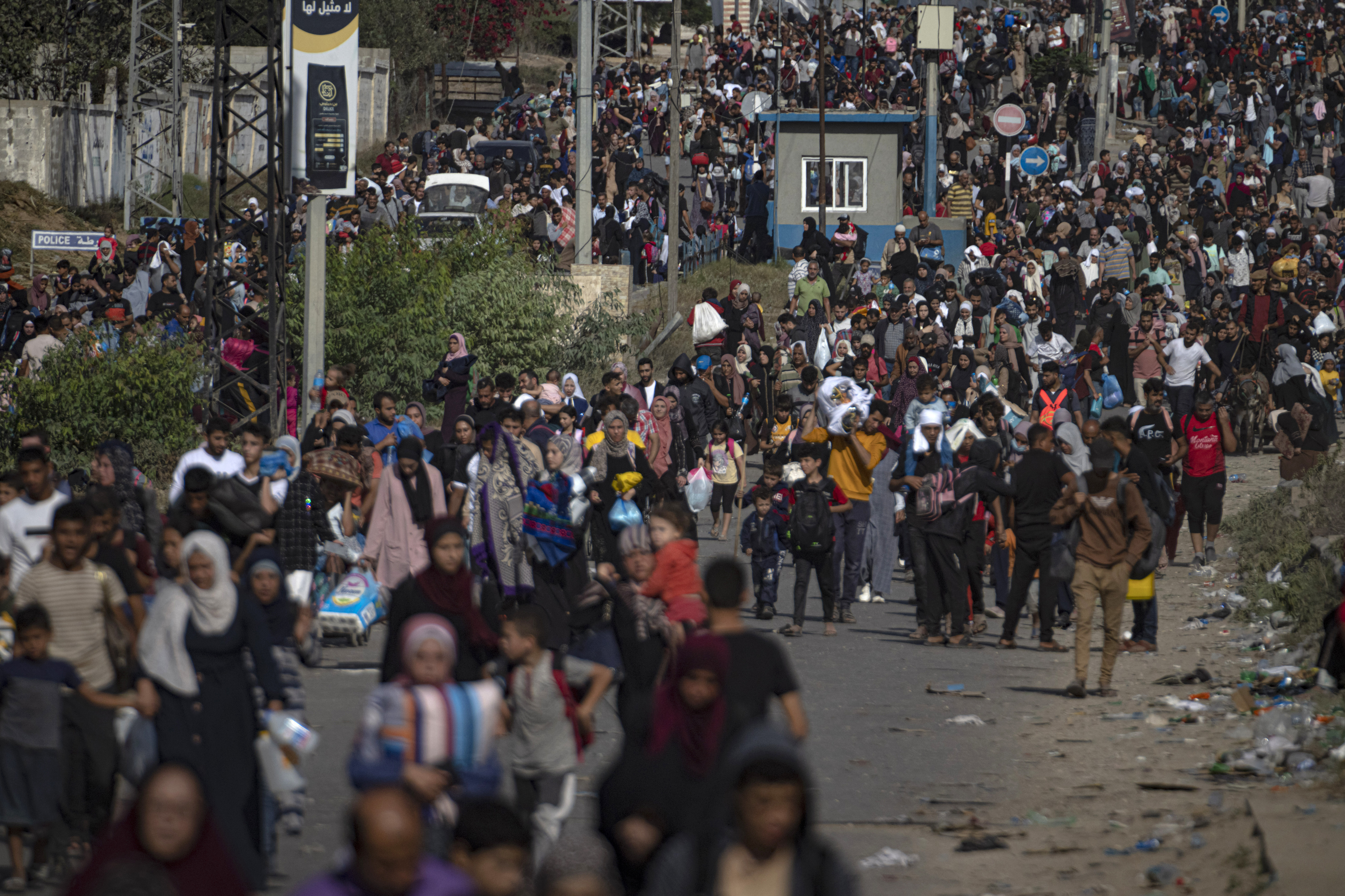 Palestinians flee to the southern Gaza Strip on Salah al-Din Street in Bureij, Gaza Strip. Photo / AP