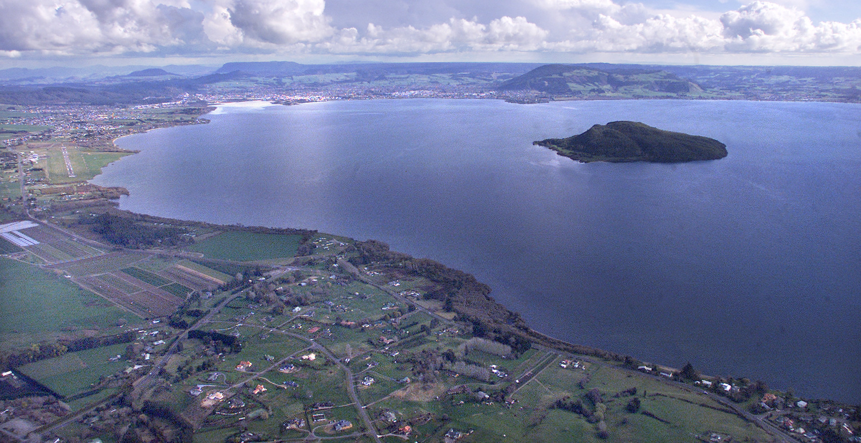 Rotorua residents are being advised not to swim or play in Lake Rotorua after wastewater found its way into the water. Photo / Alan Gibson
