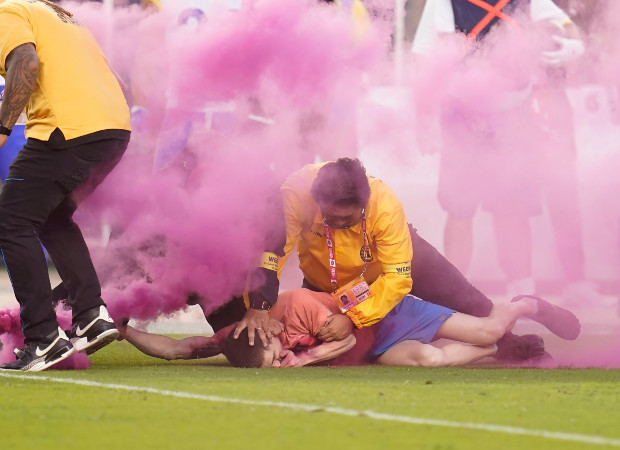 Los Angeles Rams linebacker flattens protester who ran on field