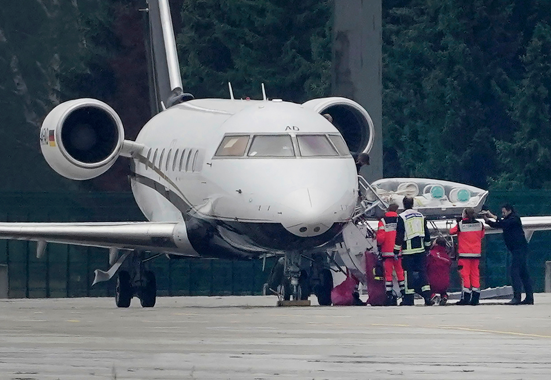 A stretcher bearing Kremlin critic Alexei Navalny on board at Tegel Airport in Berlin. AP Photo / Michael Kappeler, dpa