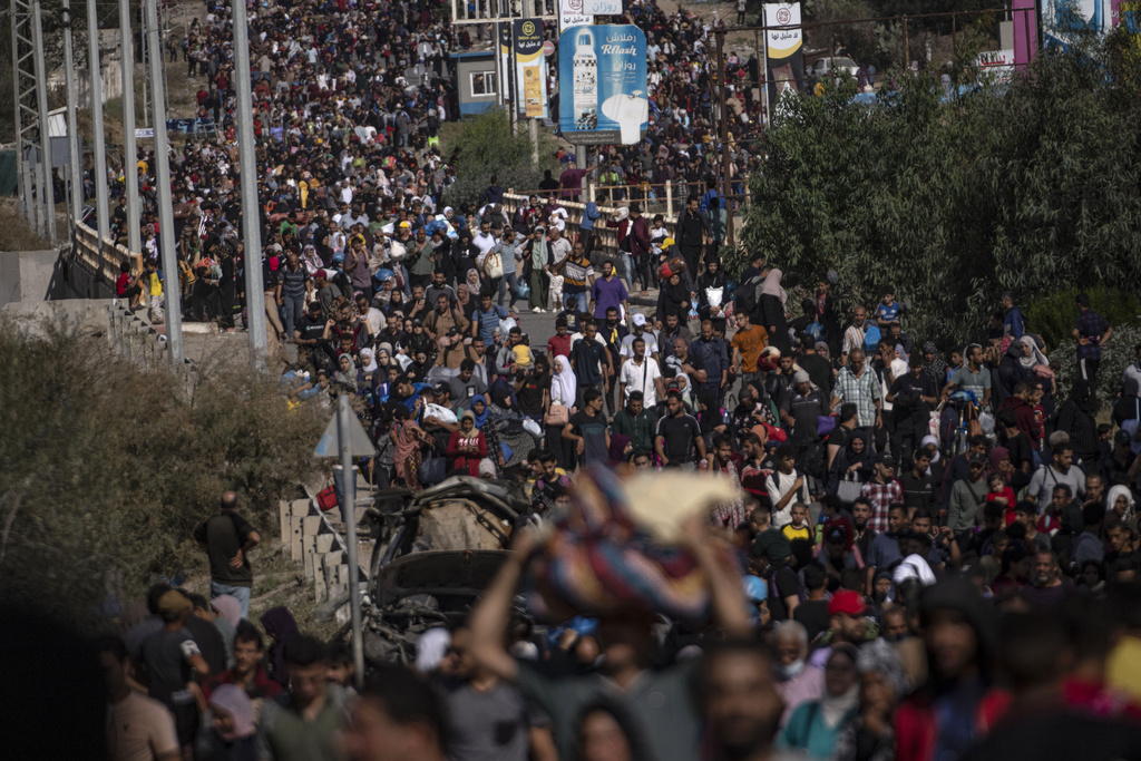 Palestinians flee to the southern Gaza Strip on Salah al-Din Street in Bureij in the Gaza Strip on November 10. Photo / AP