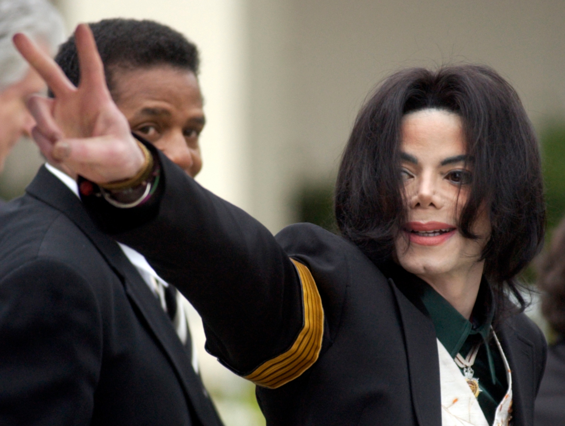 Michael Jackson waves to his supporters as he arrives for his child molestation trial at the Santa Barbara County Superior Court in 2005. Photo / AP
