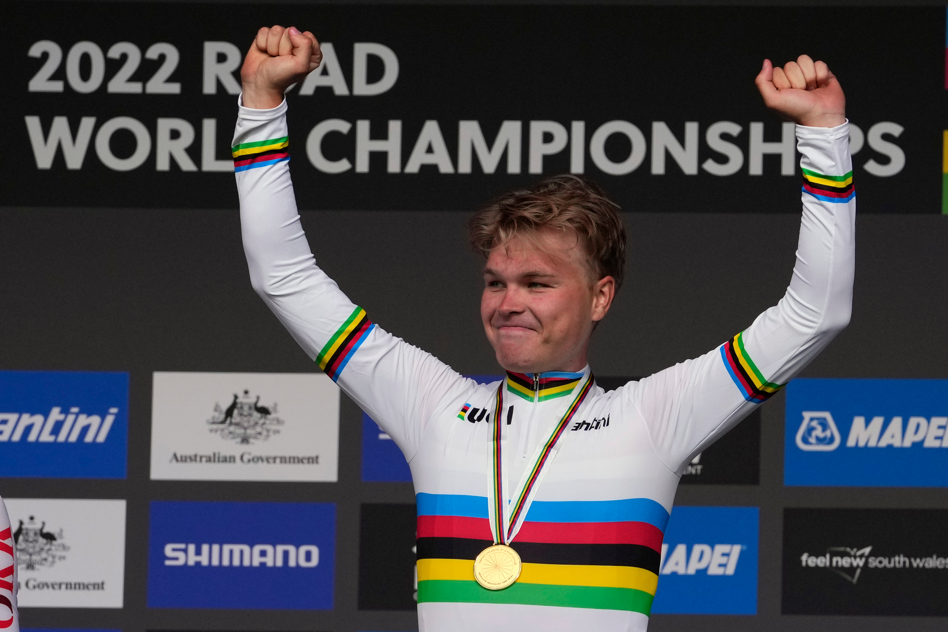 Tobias Foss earns rainbow jersey with 'perfectly executed' race