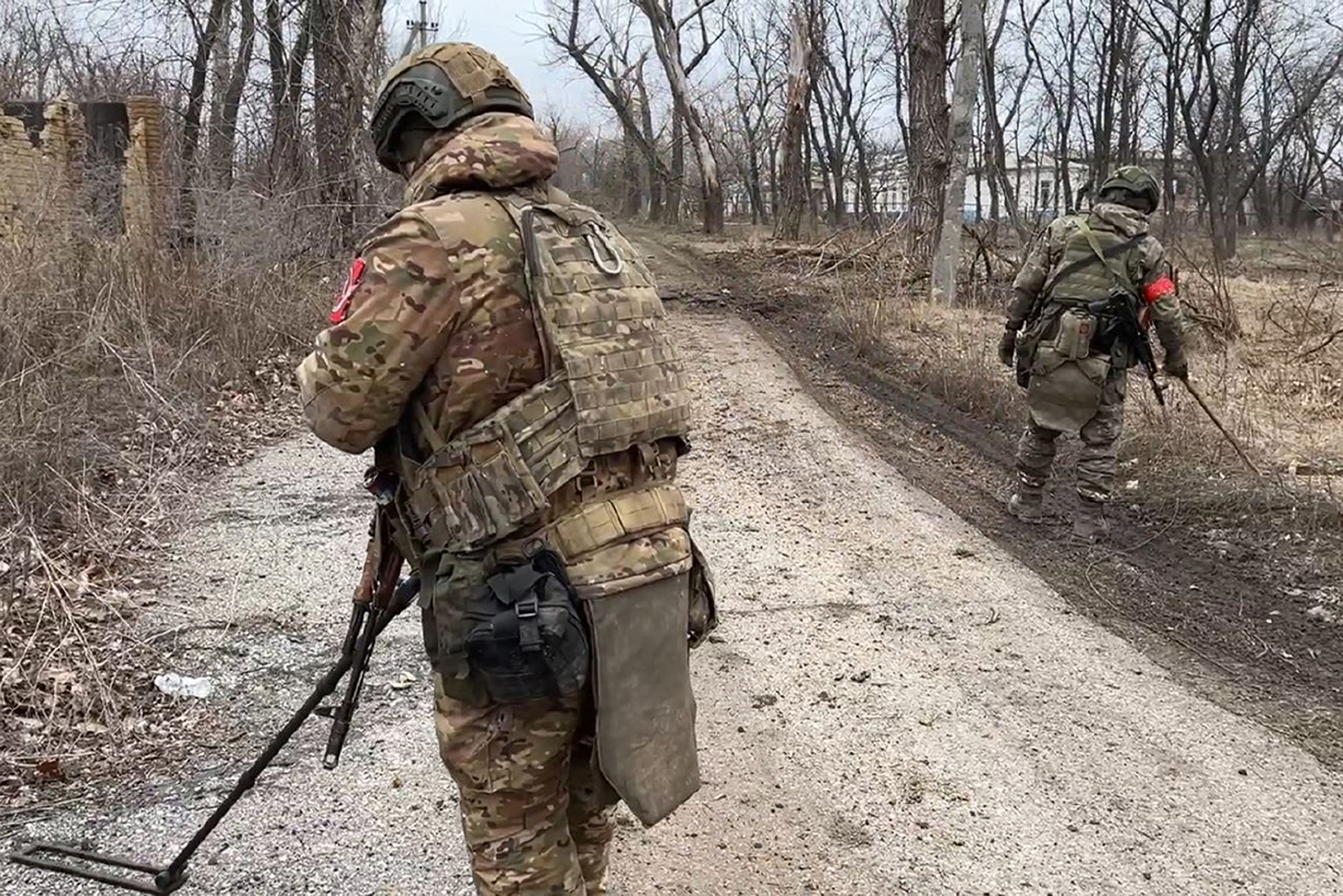 Two soldiers of the Russian military engineering units eliminate the mine danger in the city of Avdiivka, eastern Ukraine. Photo / AP