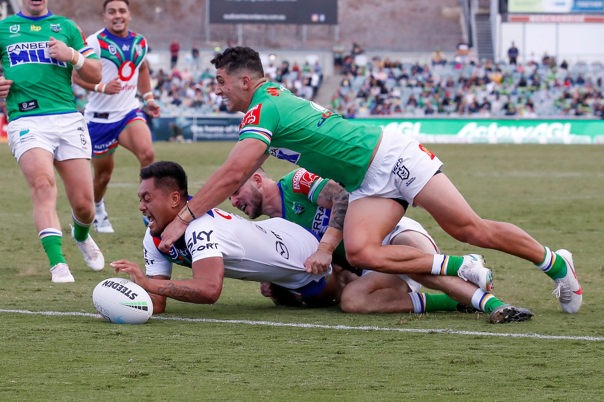 Adam Pompey scores the winning try for the Warriors. Photo / Photosport