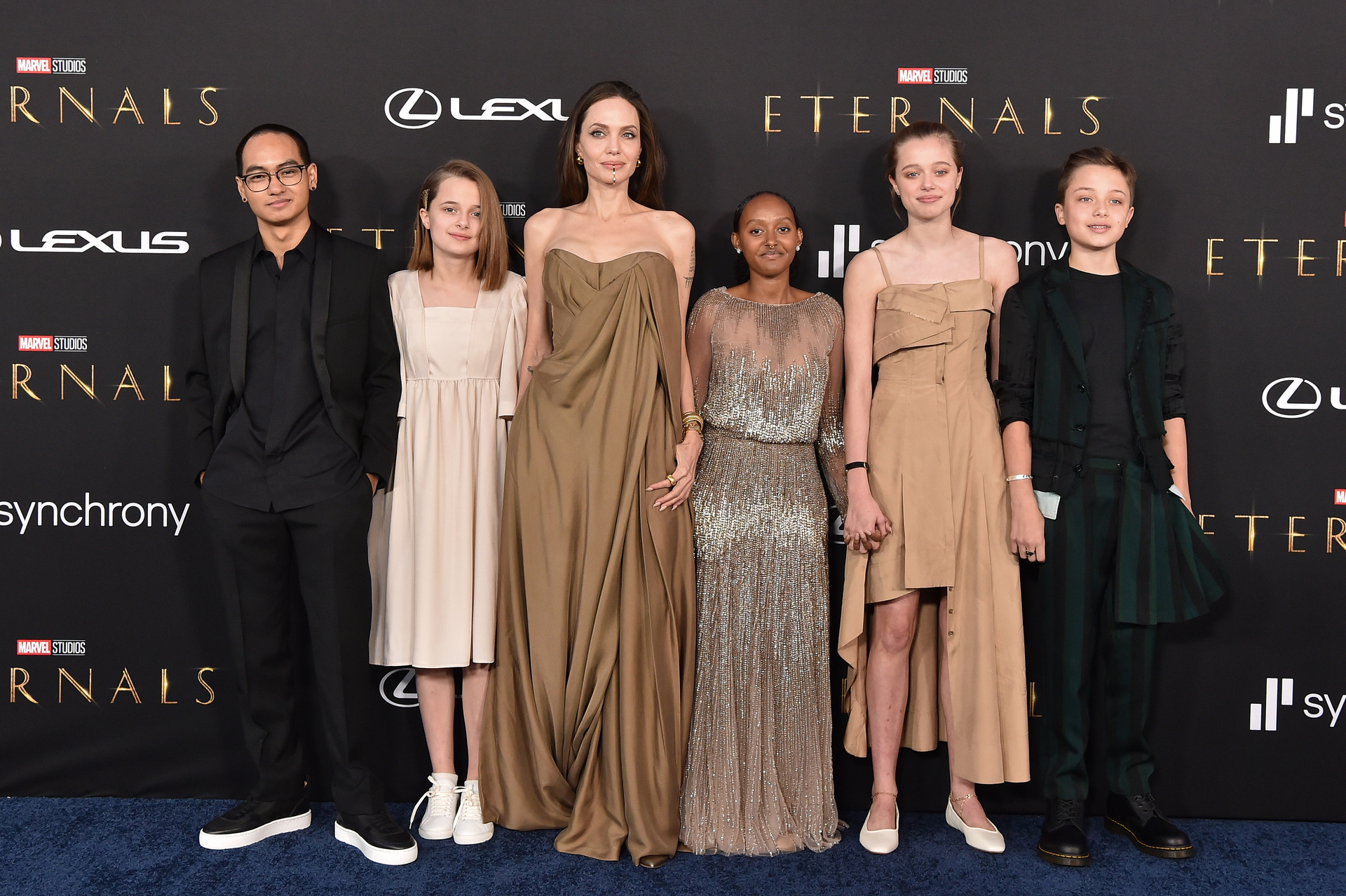 (L-R) Maddox Jolie-Pitt, Vivienne Jolie-Pitt, Angelina Jolie, Knox Jolie-Pitt, Shiloh Jolie-Pitt, and Zahara Jolie-Pitt. Photo / Getty Images