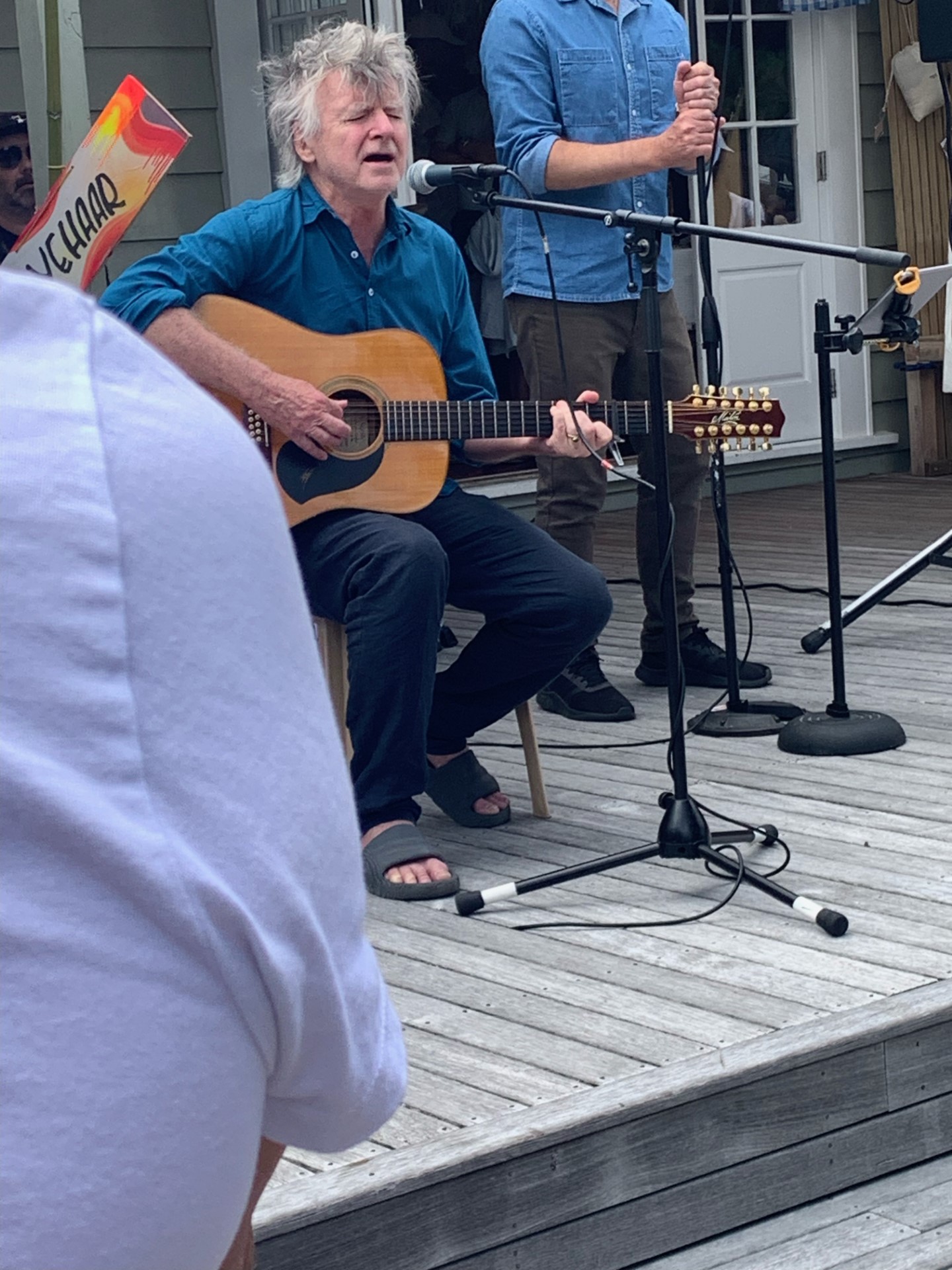 Neil Finn stunned attendees of a Sunday Auckland market last week, playing a surprise performance with former Split Enz counterpart Eddie Rayner.
