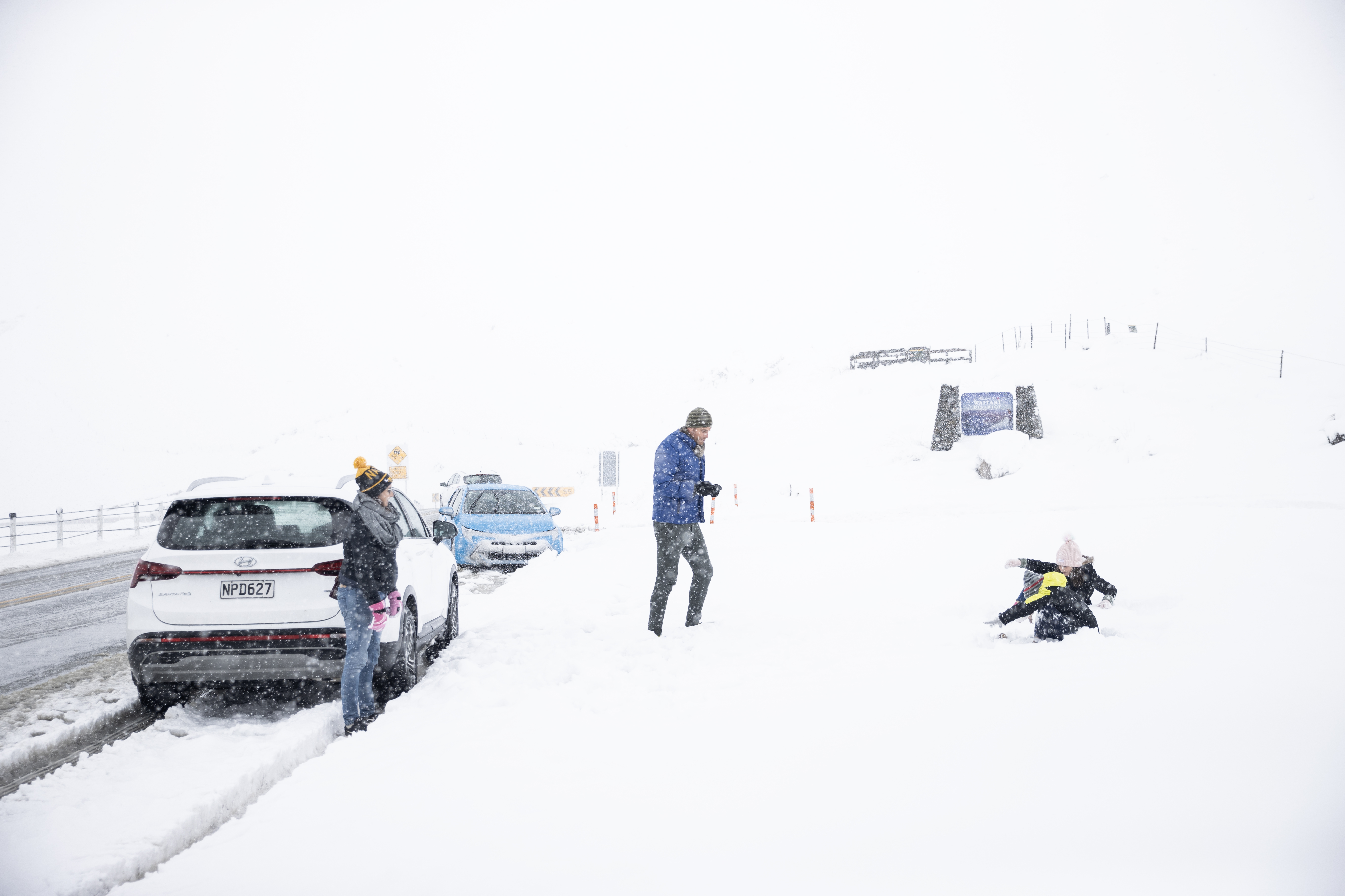 Heavy snow is falling in the Lindis Pass. Photo / George Heard