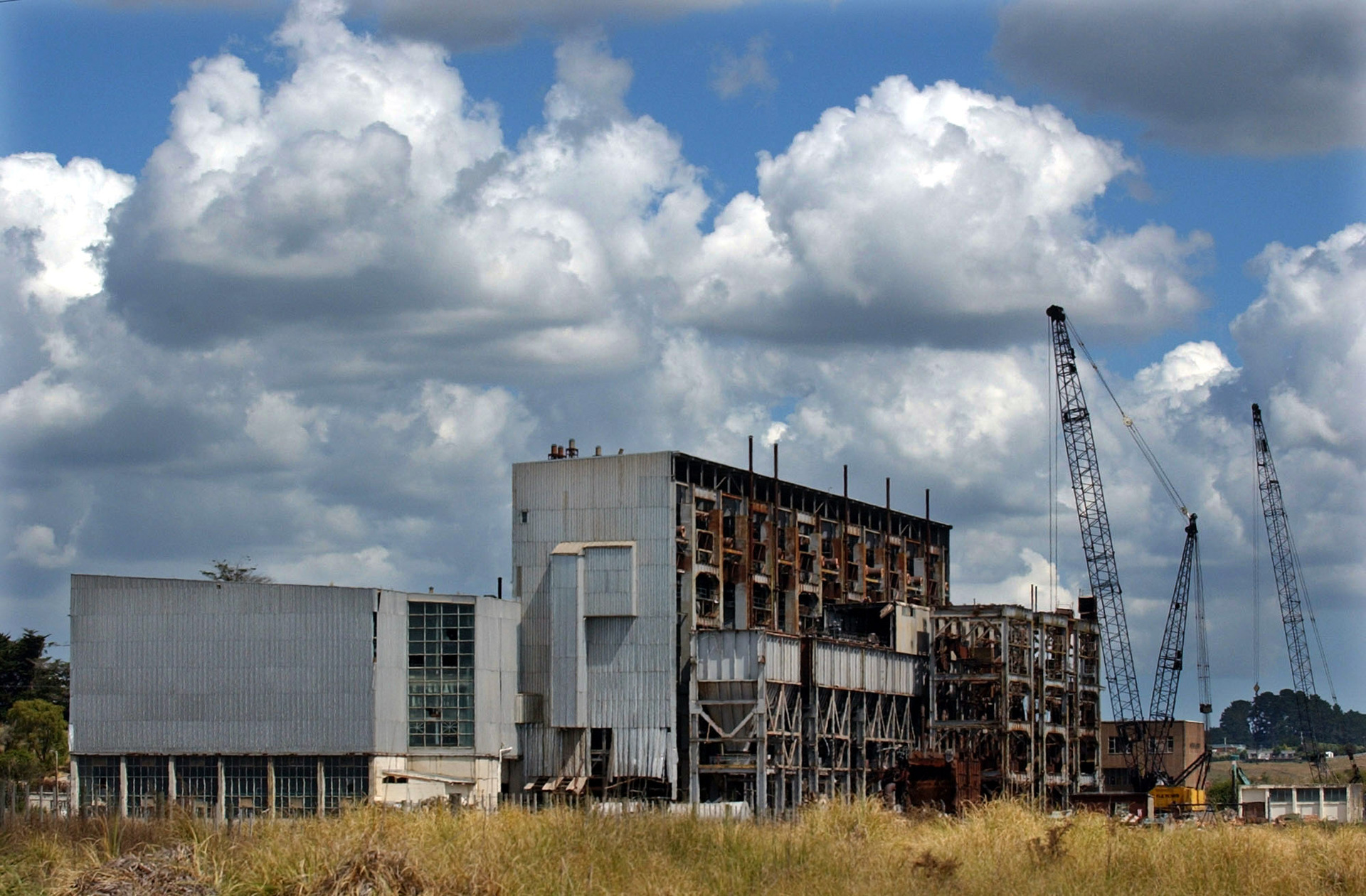 The former coal-fired Meremere power station when it was decomissioned. Global Olivine wanted to turn it into a waste-to-energy plant in 2000. Photo / Photopress, Ross Land