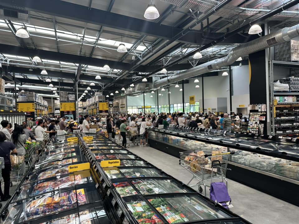 Customers experienced hour-long queues on the opening day of Highland Park Pak'nSave.