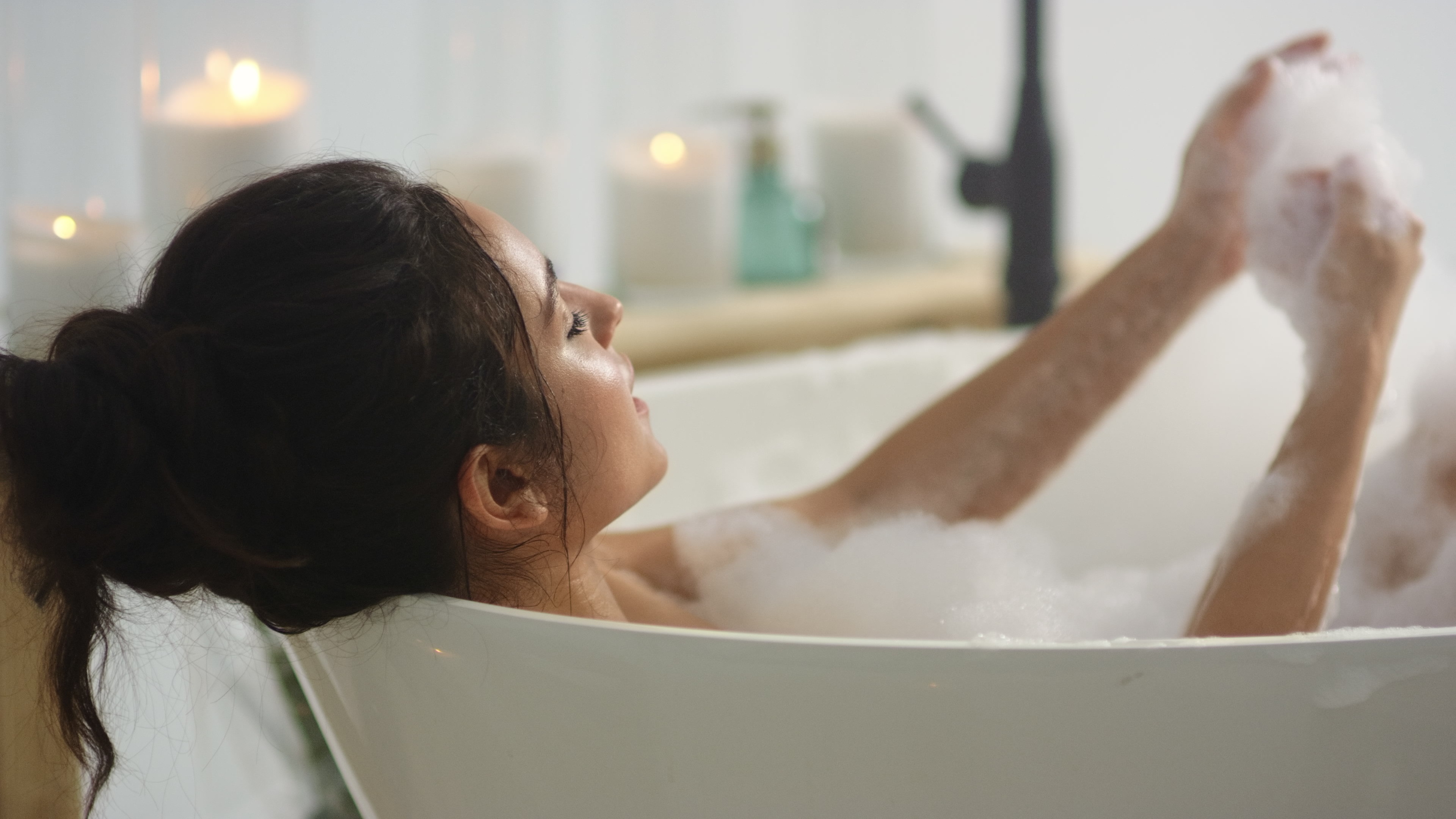 You can use that hour before bed to take a warm bath, listen to a podcast or make school lunches for the next day. Photo / 123rf