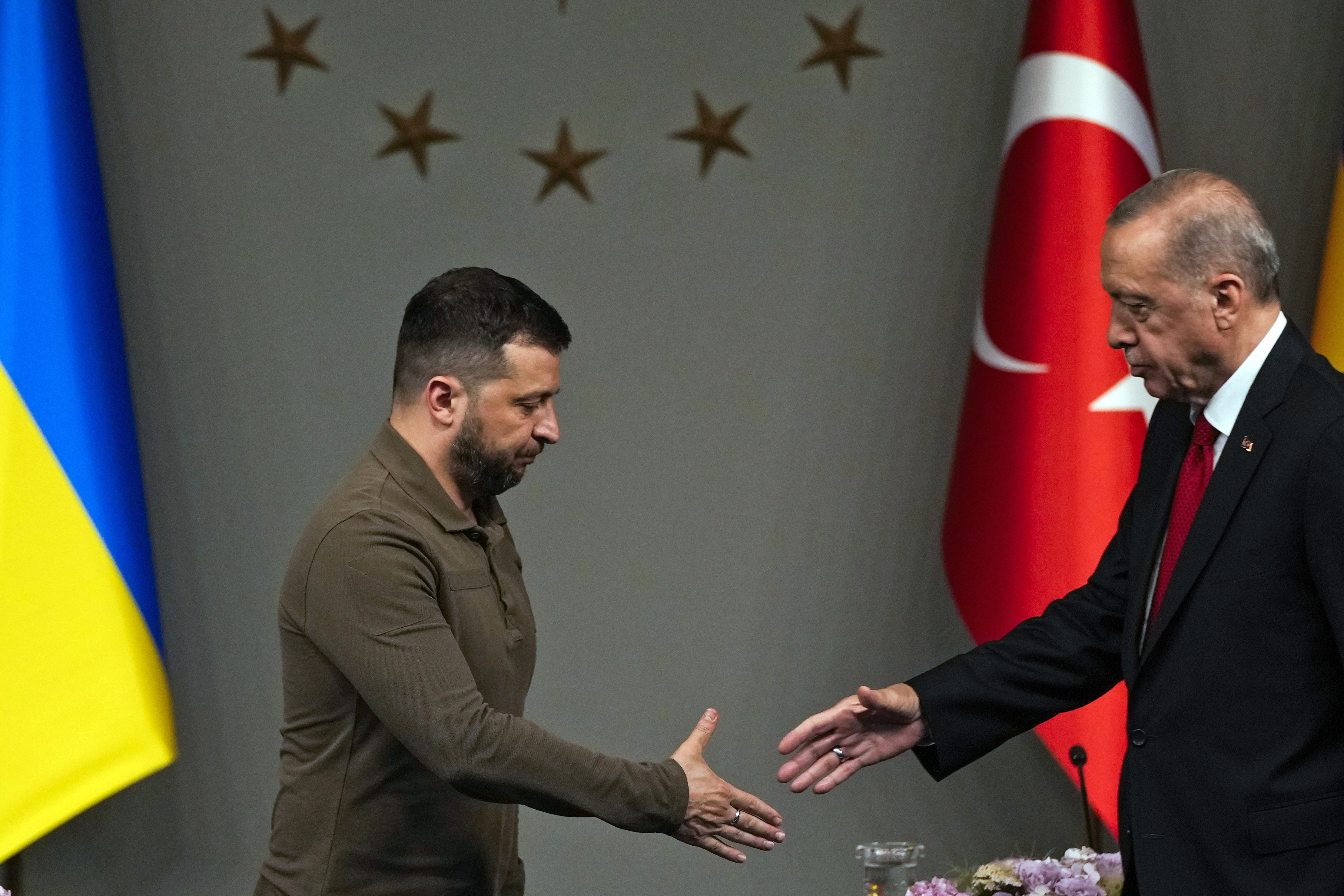 Turkey's President Recep Tayyip Erdogan, right, shakes hands with Ukraine's President Volodymyr Zelenskyy. Photo / AP