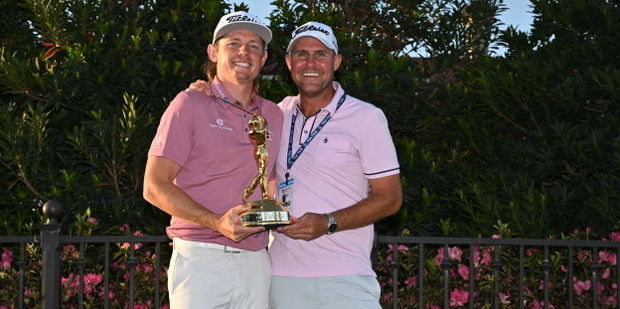 Cameron Smith and his caddie Sam Pinfold pose with the trophy after the final round of The Players Championship. Photo /Getty