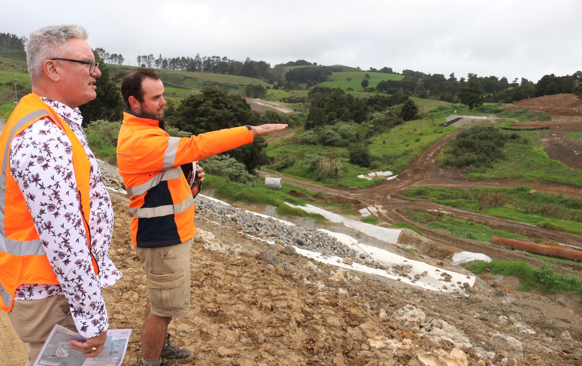 Dam engineer Eli Maynard explains the project to Te Tai Tokerau MP Kelvin Davis. Photo / Peter de Graaf