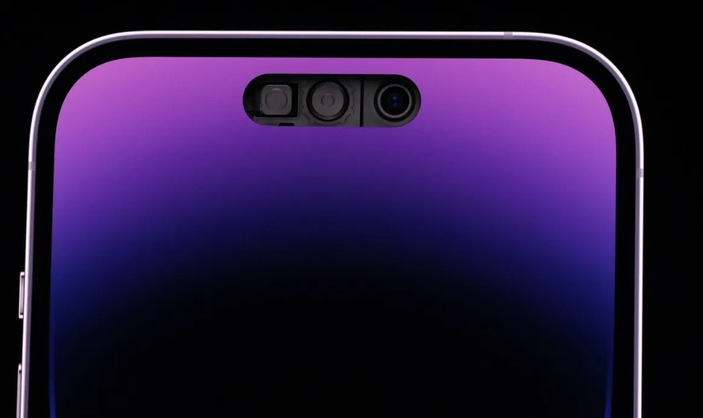 The new notch at the top of the iPhone 14's display is a slimmed-down cutout. 